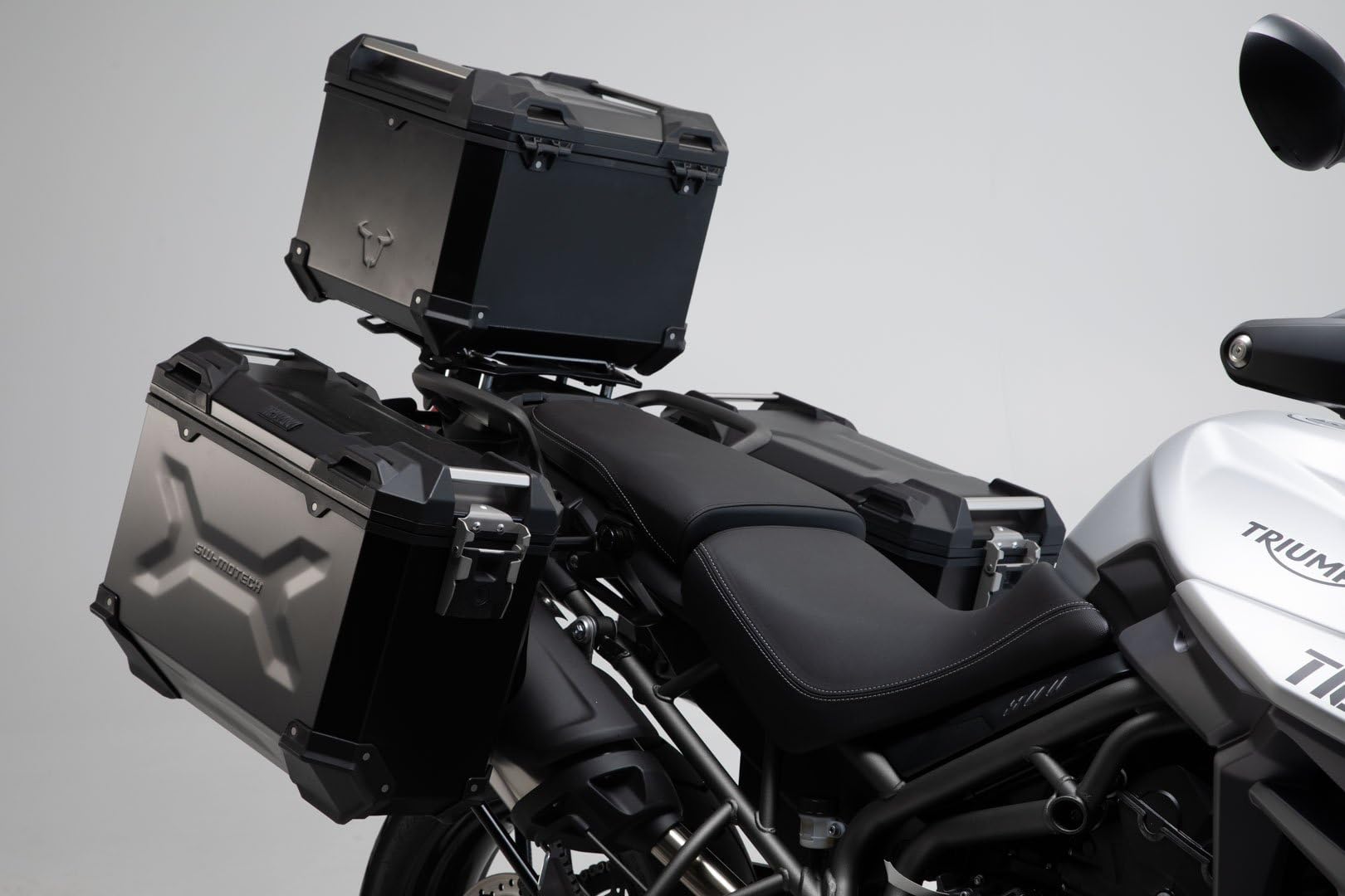 Amazon SW-MOTECH TRAX ADV アルミニウムトップケースシステム 38L シルバー Triumph Tiger 800 XC 10-14 Tiger 800 XC XCx XCa XR XRx XRt 15-17 GPT 11 747 70001 S トップケース・リアボックス 車 バイク
