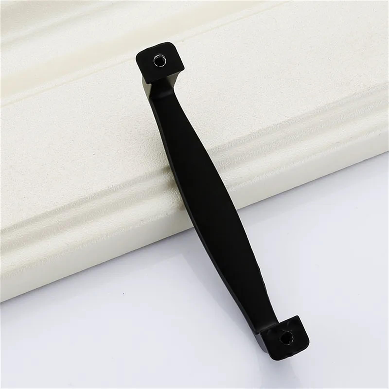 Poignées d'armoire noires et boutons de tiroir pour relooker la cuisine