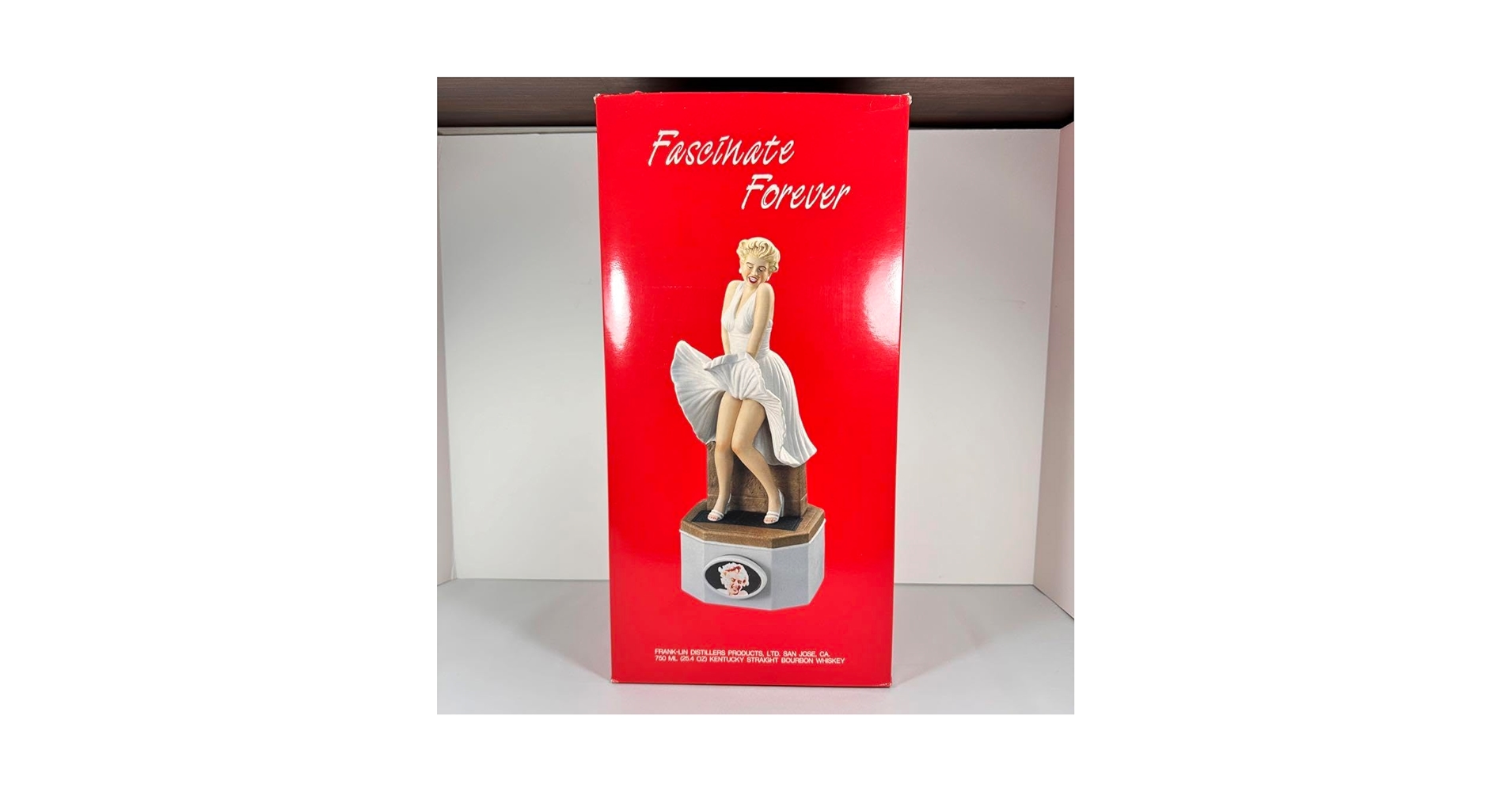 Amazon.co.jp: マリリンモンロー 七年目の浮気 陶器ボトル