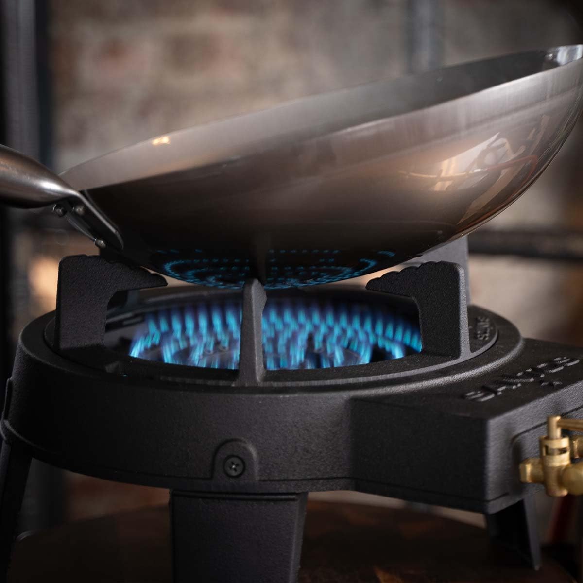 SANTOS Power Wokbrenner Gas – 11 kW Wok Kocher aus Gusseisen mit Wokring & Flachring – Gaskocher für Outdoor Küche, Garten, Camping & BBQ - Gasbrenner zum Kochen - Hockerkocher Gas - Profi Wok Brenner