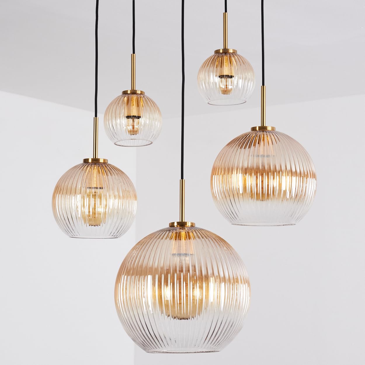 HOFSTEIN Hängeleuchte Koyoto, 5-flammige Hängelampe aus Metall/Riffelglas in Schwarz/Gold/Bernstein/Klar, Pendelleuchte im Retro/Vintage-Design (Ø 15; 20; 25; 30cm), E27, Esszimmer, Küche, Wohnzimmer