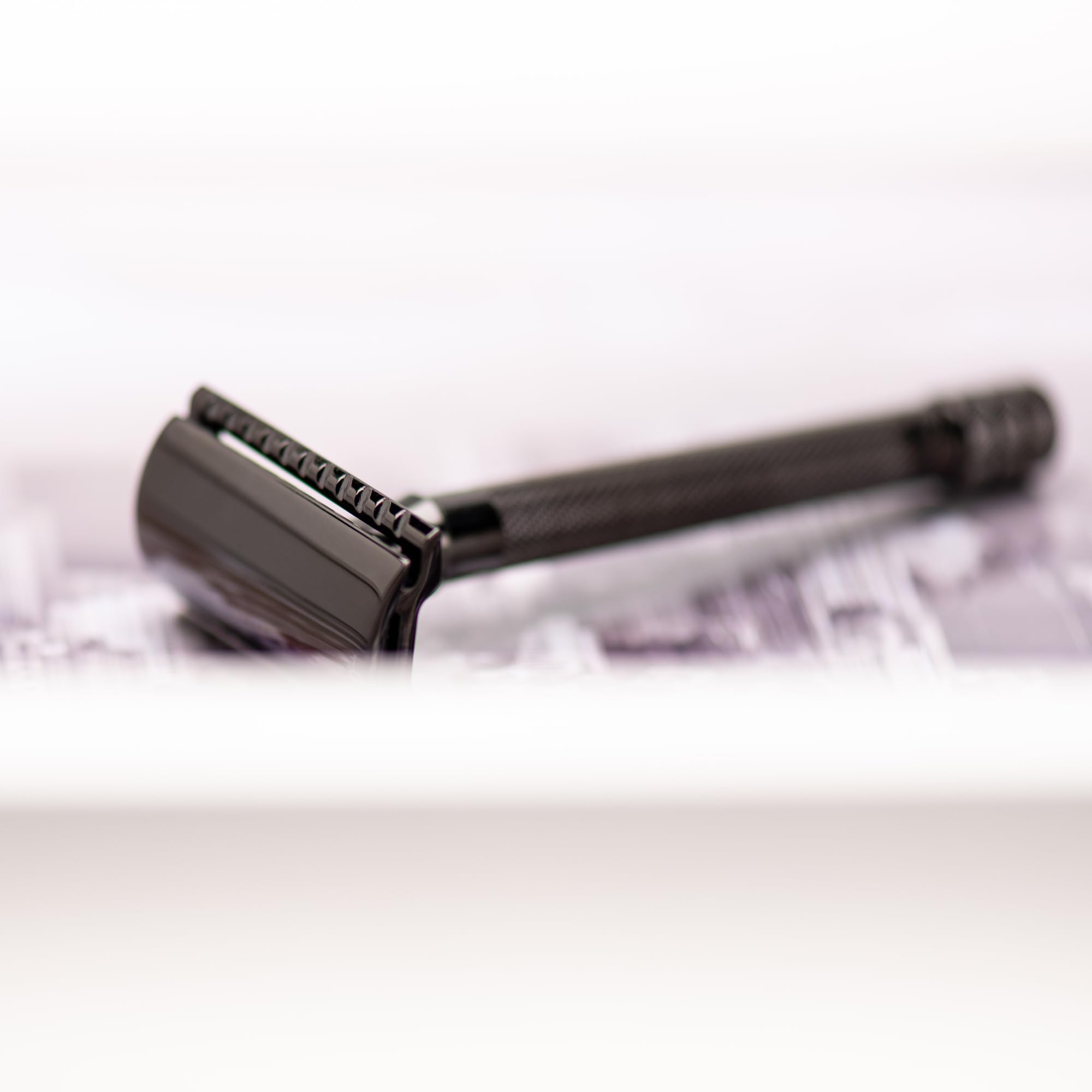 MERKUR Rasierhobel 23B | Klassiker mit langem Griff Schwarz | Dreiteiliger Rasierer mit geradem Schnitt | Geschlossener Kamm | Ideal für Nassrasur | Messing Griffstück | Made in Germany