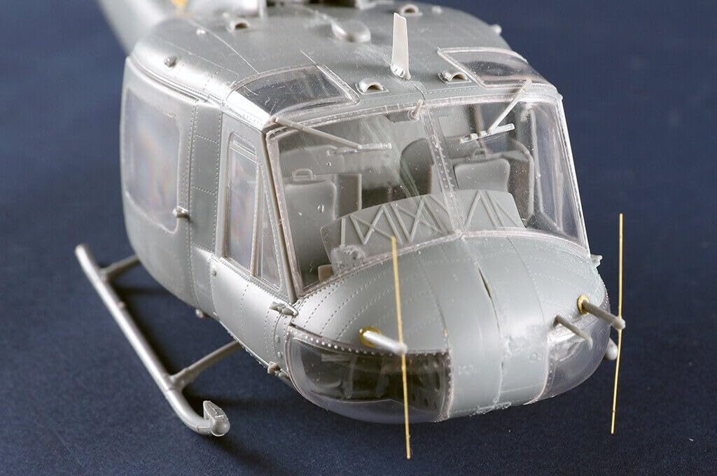 Amazon | 05111 1/35スケールUH-1 B Hueyモデルキット | プラモデル 通販