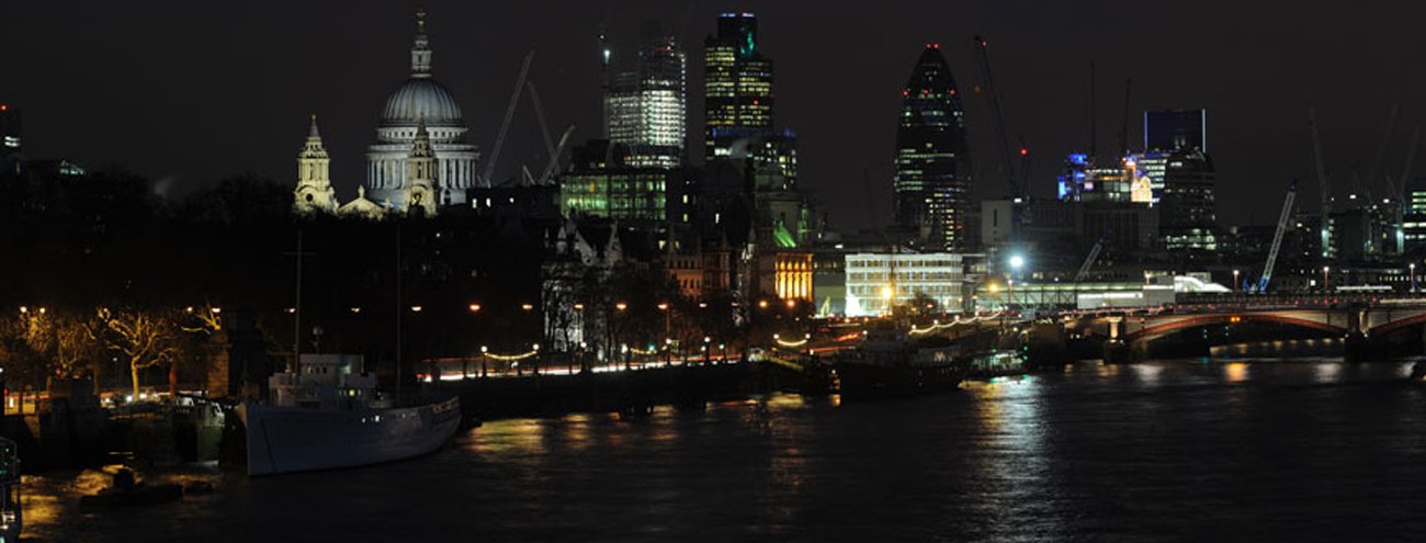 JP London MD4A147 River Thames London Night's Gaze Skyline Panoramic Fully Removable Prepasted Wall Mural at 4-Feet High by 10.5-Feet Wide