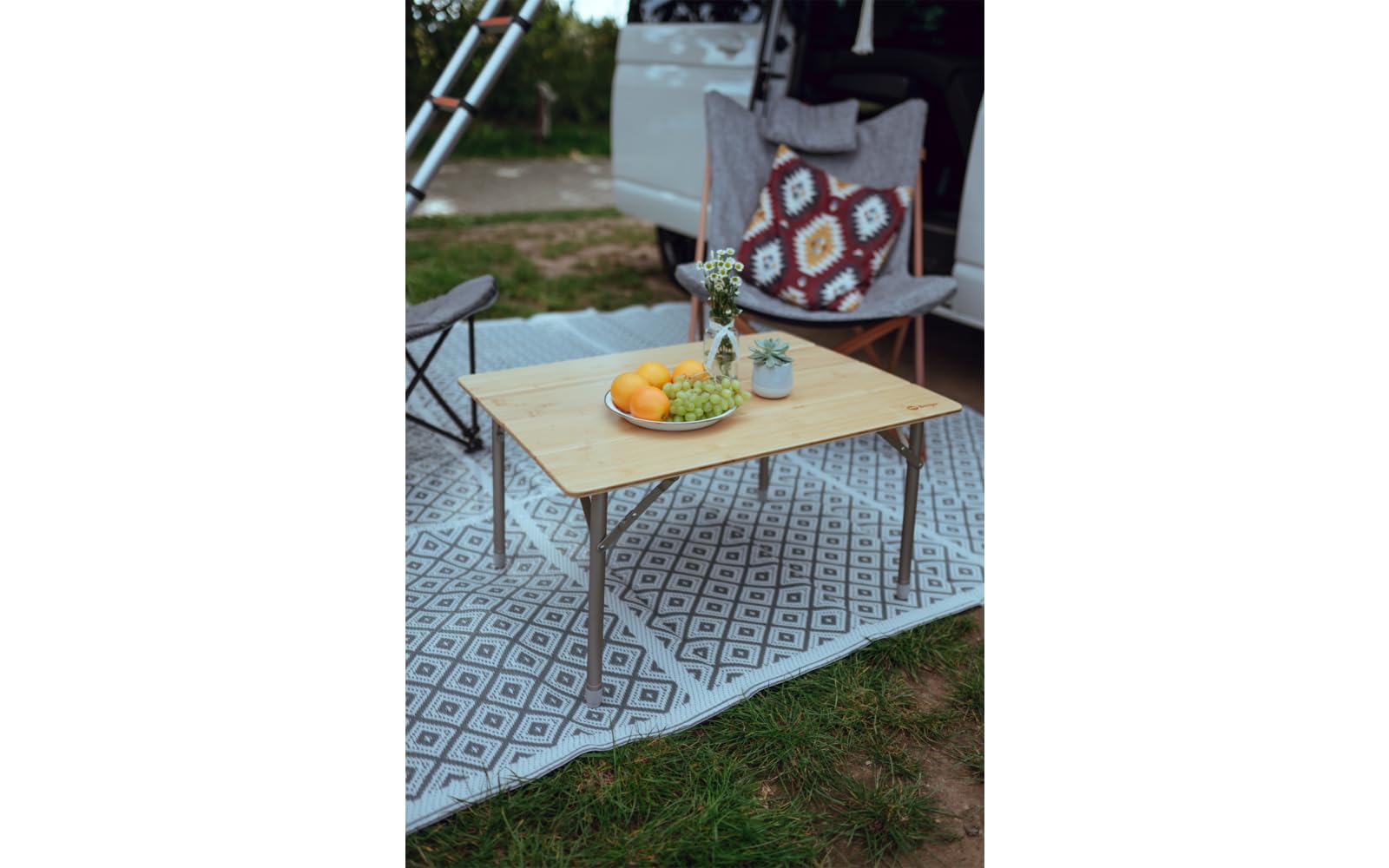 Berger Carry Table Pliante de Camping, Plateau en Bambou, Cadre en Aluminium, 80 x 60 cm, Argent, Marron Clair