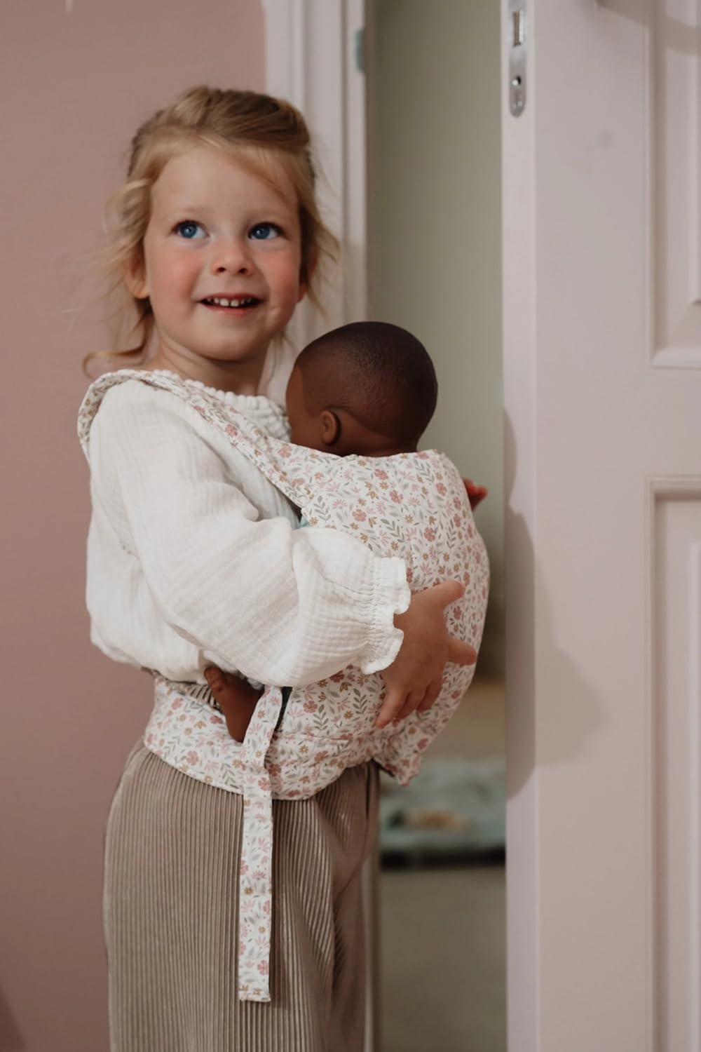 Little Dutch Puppentrage Bauchtrage für Puppen Babypuppen oder Plüschtiere mit Schultergurte und verstellbaren Bändern - Soft Flowers rosa