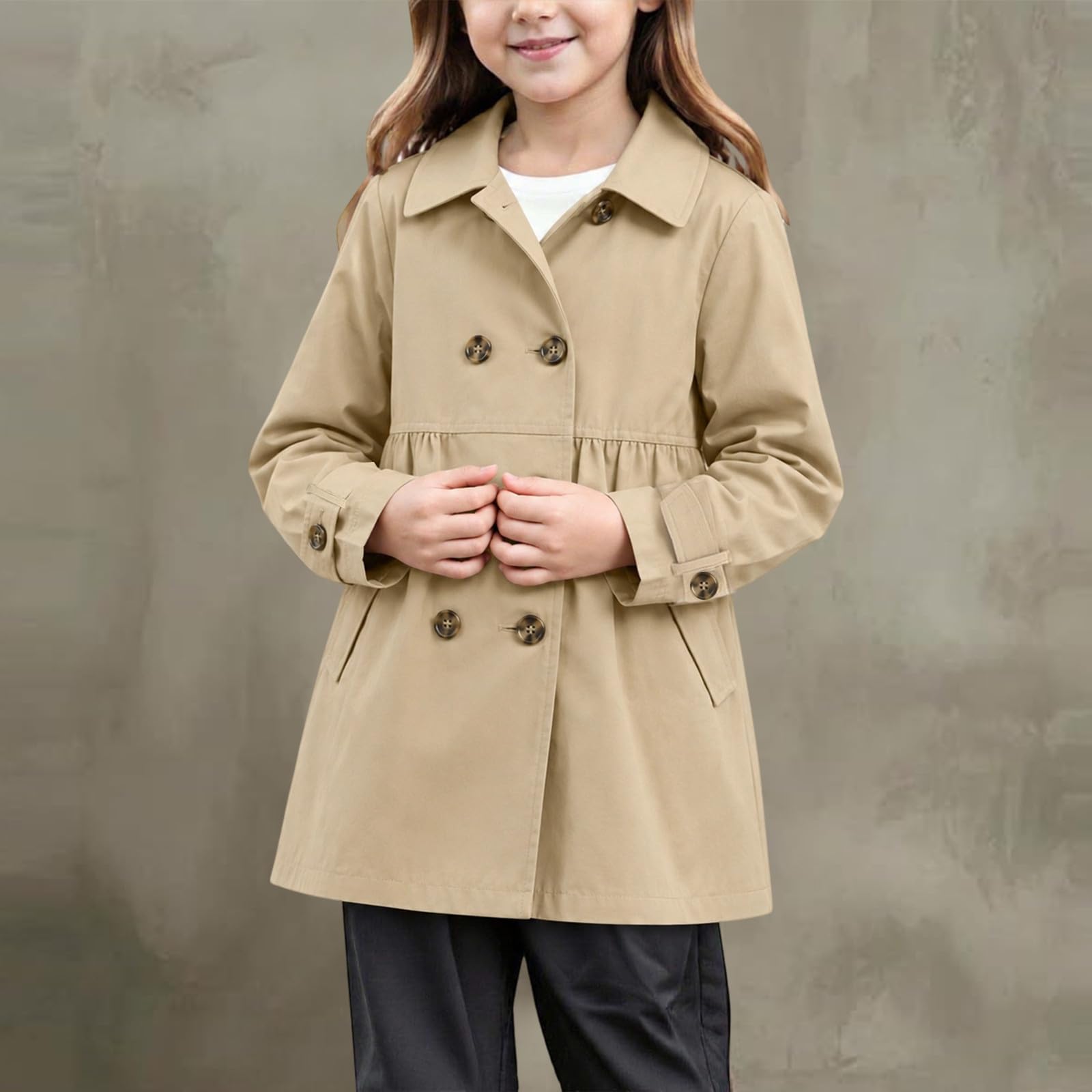 Cappotto britannico senza tempo per bambine delle elementari – Un capospalla classico per avventure quotidiane all'insegna del gioco.