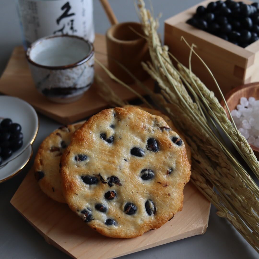 Amazon.co.jp: 岩塚製菓 岩塚の黒豆せんべい 9枚×12袋 : 食品・飲料・お酒