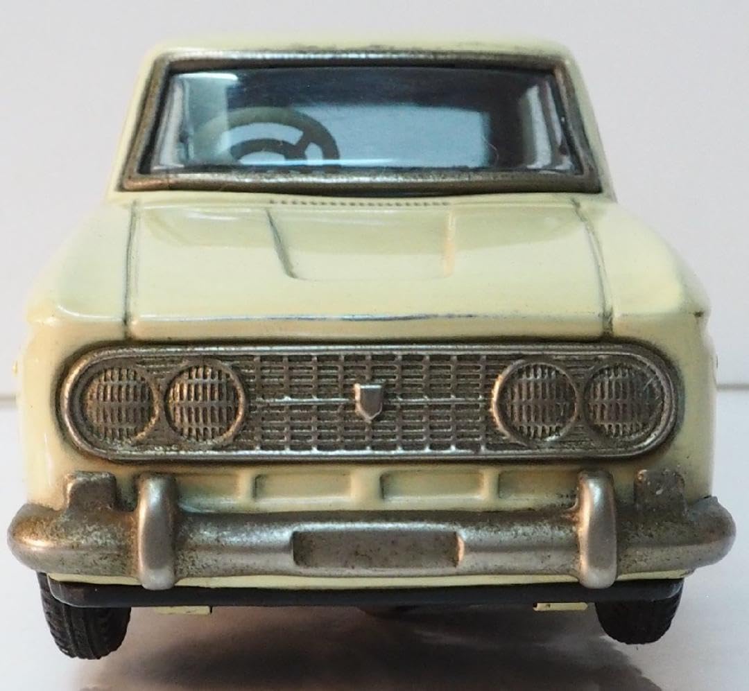 Amazon.co.jp: 萬代屋 ダットサン ブルーバード410 2ドア白リモコン欠  