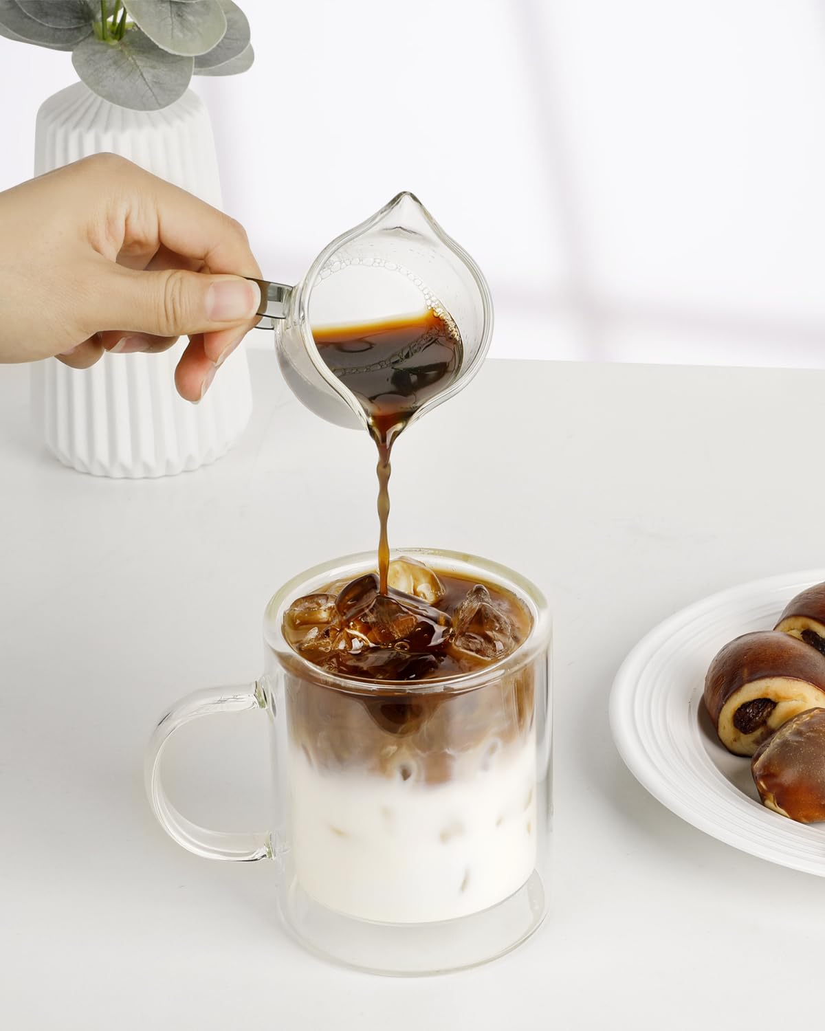 LIBWYS 4er Set Doppelwandige Latte Macchiato Gläser mit Griff (4x350ml), Hitzebeständige Glasbecher mit Edelstahl Löffel für Kaffee, Tee, Heißgetränke, Saft, Bier