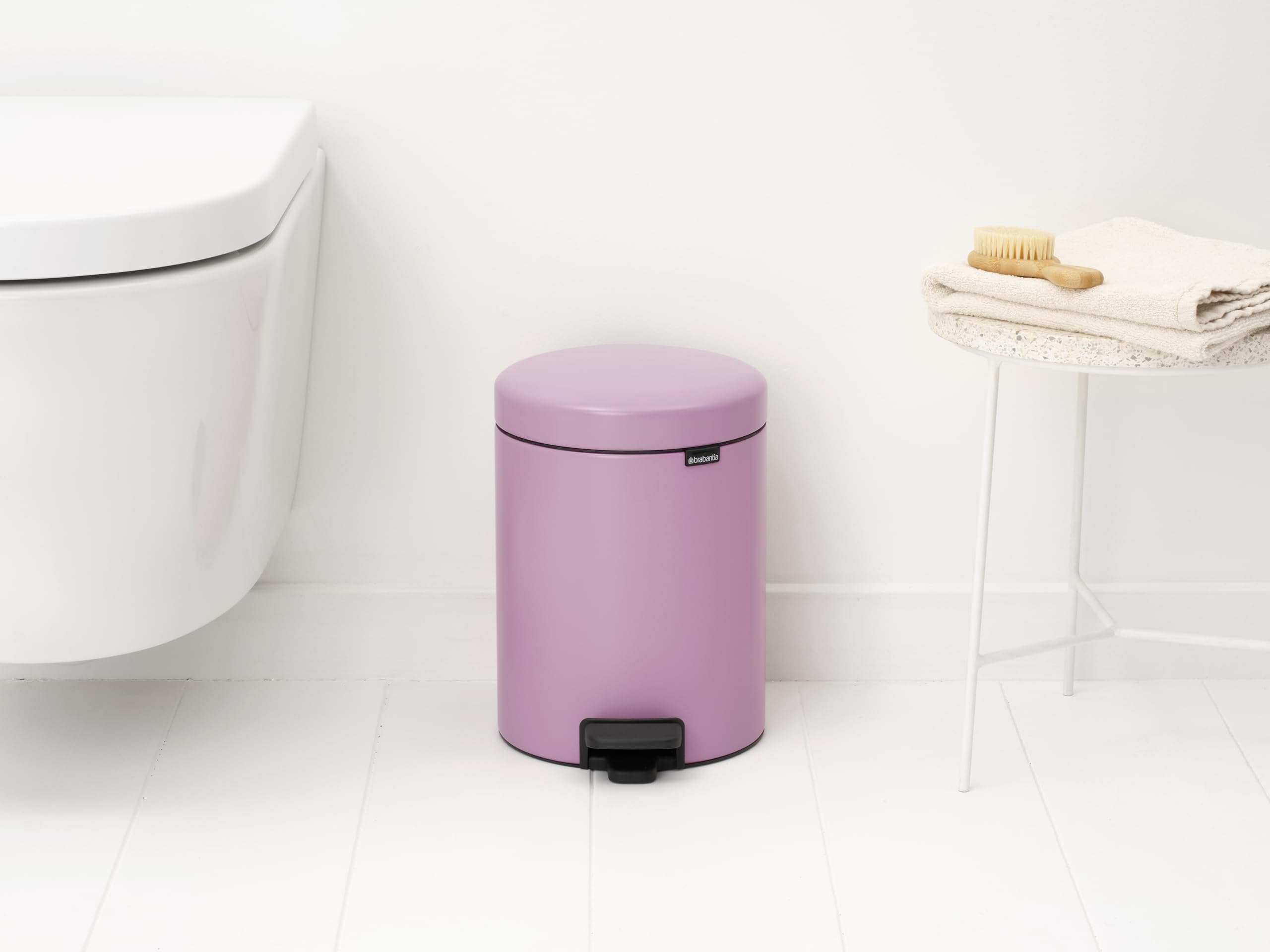 Brabantia NewIcon Treteimer 5 l – Mini Mülleimer für Küche oder Bad mit Soft-Close-Funktion und leichtgängigem Pedal, Badmülleimer mit herausnehmbarem Inneneimer - Lilac Pink - 21 x 27 x 29 cm
