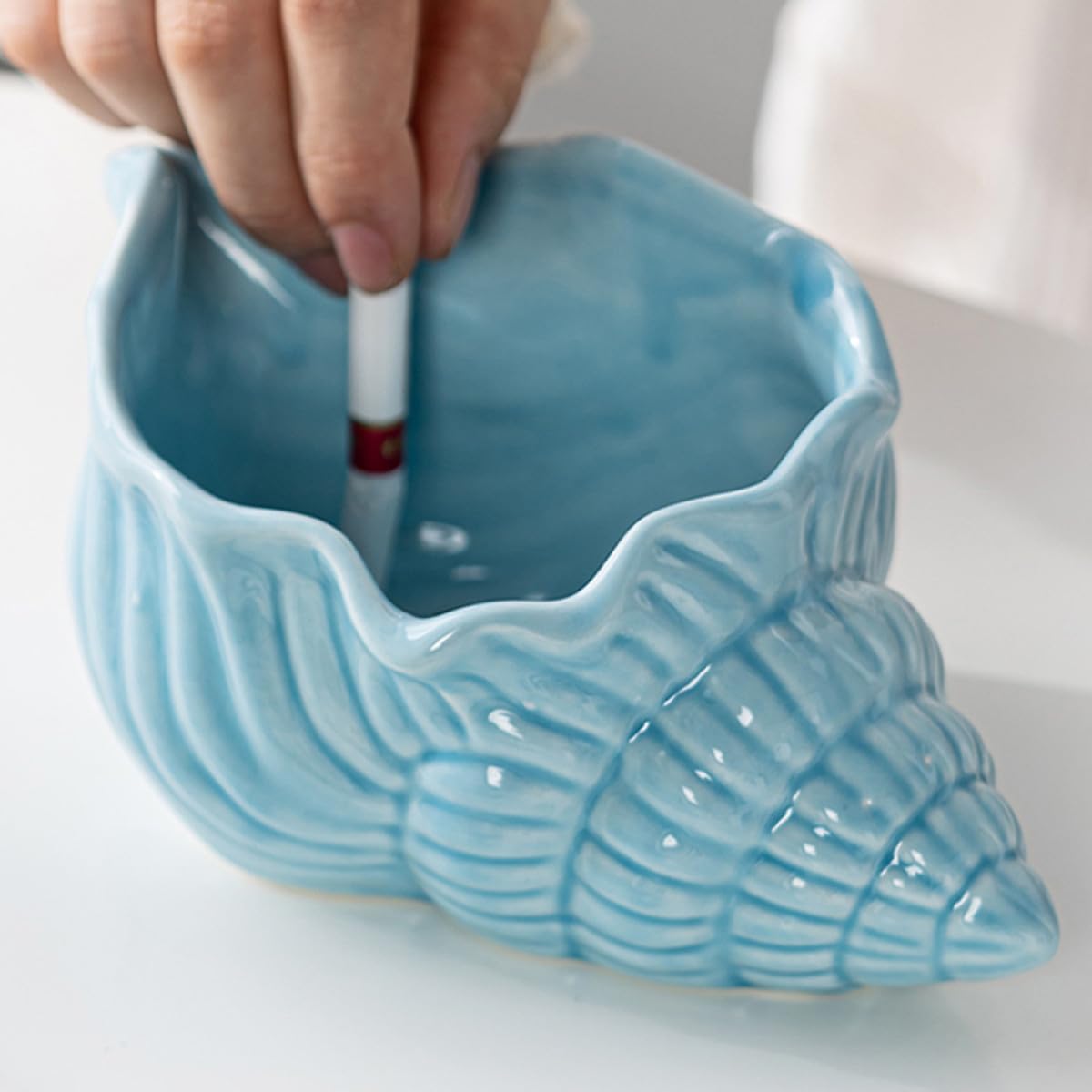Aschenbecher und Angenehmem Griff mit Glatter Oberfläche Keramik Muschel im Einzigartigen Design Dekorationselement Elegantes Büro und Wohnzimmer