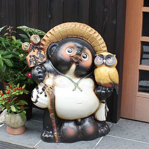 Amazon.co.jp: 信楽焼 20号黄ふくろう持ち開運狸 しがらきハンカチ