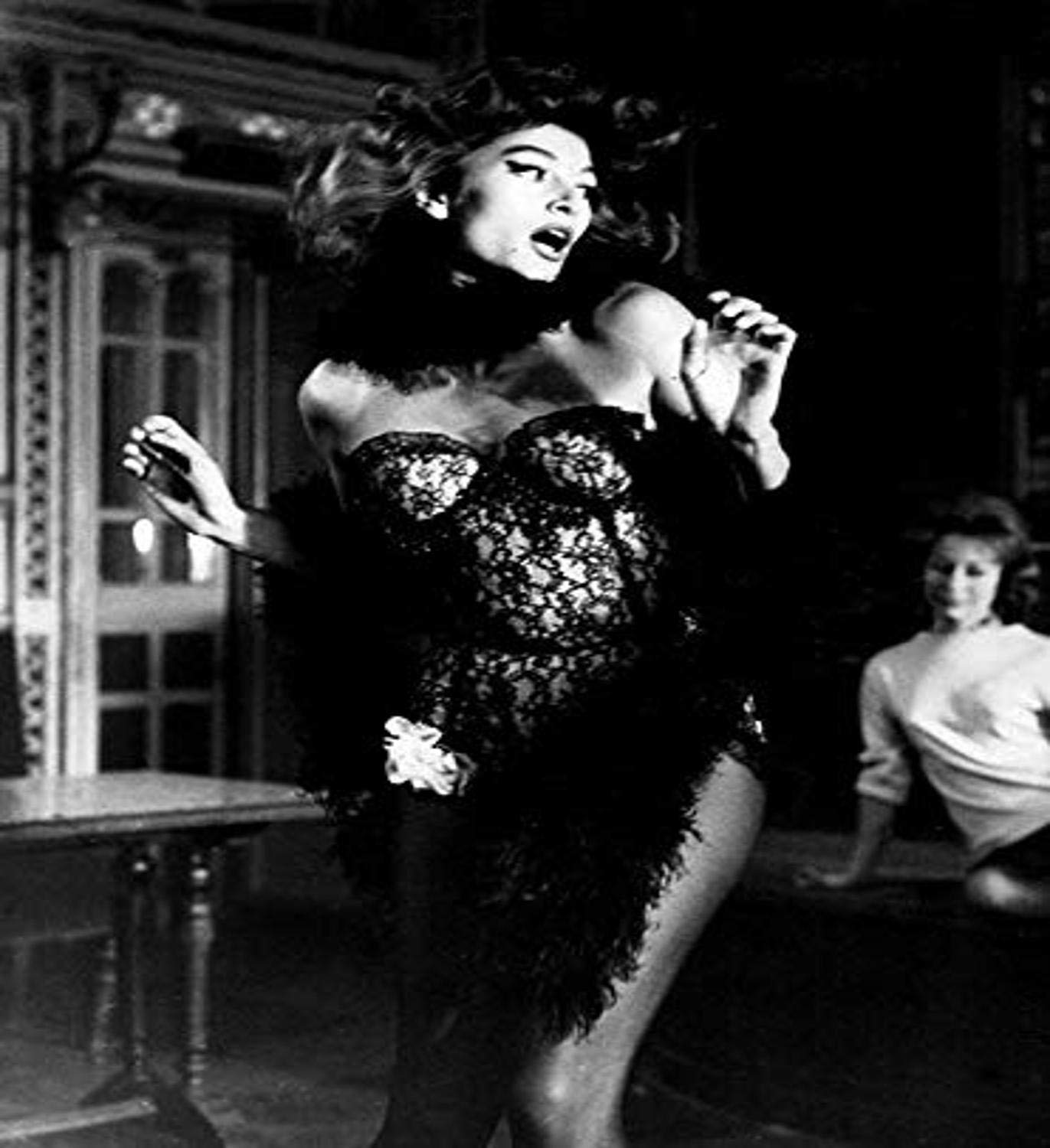 Uzun oyoqli katta sik Mast qiz talabalar yotoqxonada yalangoch galereyada