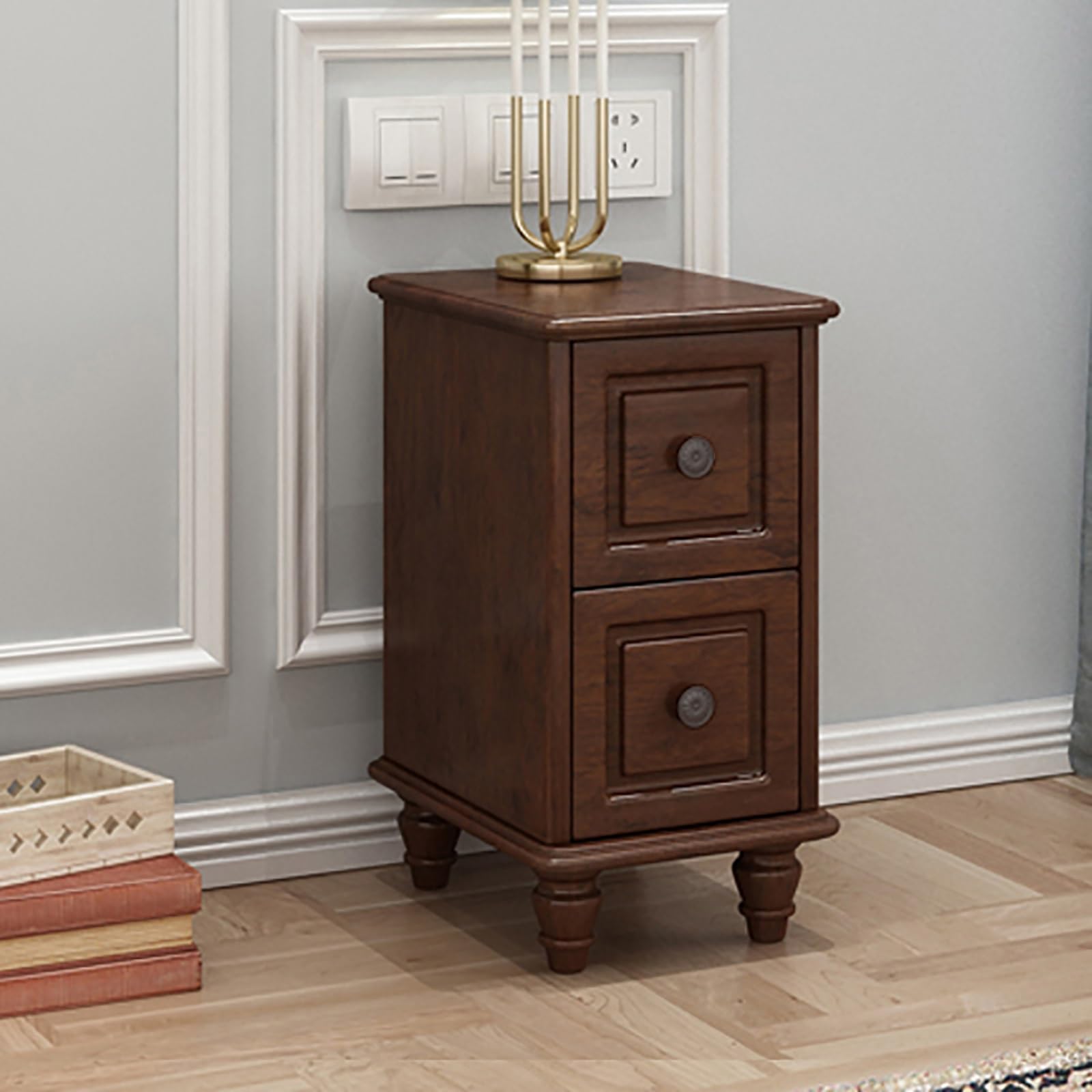 Solution gain de place avec cette table de chevet étroite de 30 cm de large