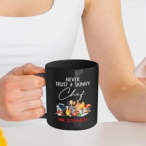 Vista 19 de Taza de café negra personalizada con nombre «A Truly Great Chef Is Hard To Find con nombre», taza de café personalizada para gran chef de 11 onzas
