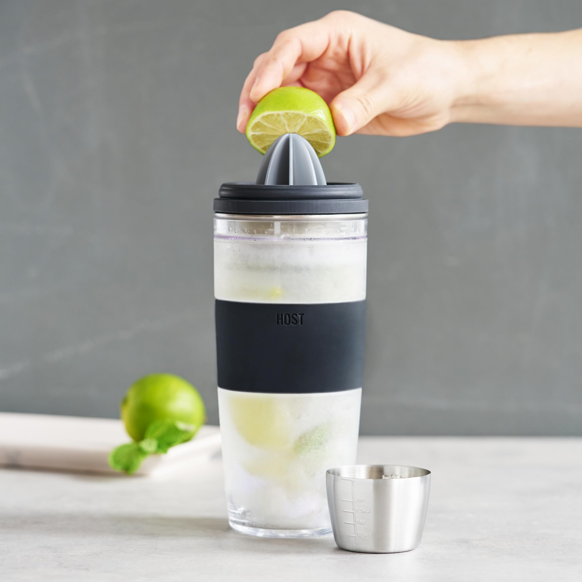 HOST Shaker per cocktail FREEZE Tazza a doppia parete con alesatore di agrumi, tappo jigger in acciaio inossidabile, filtro e gel rinfrescante attivo, set da bar nero, 590 ml, grigio