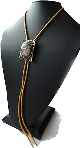 Miniatura 2 de Esta corbata de bolo para hombre tiene un ajuste de calado dorado que sostiene una piedra dálmata de 1.181 x 1.575 in con cordón dorado metálico y