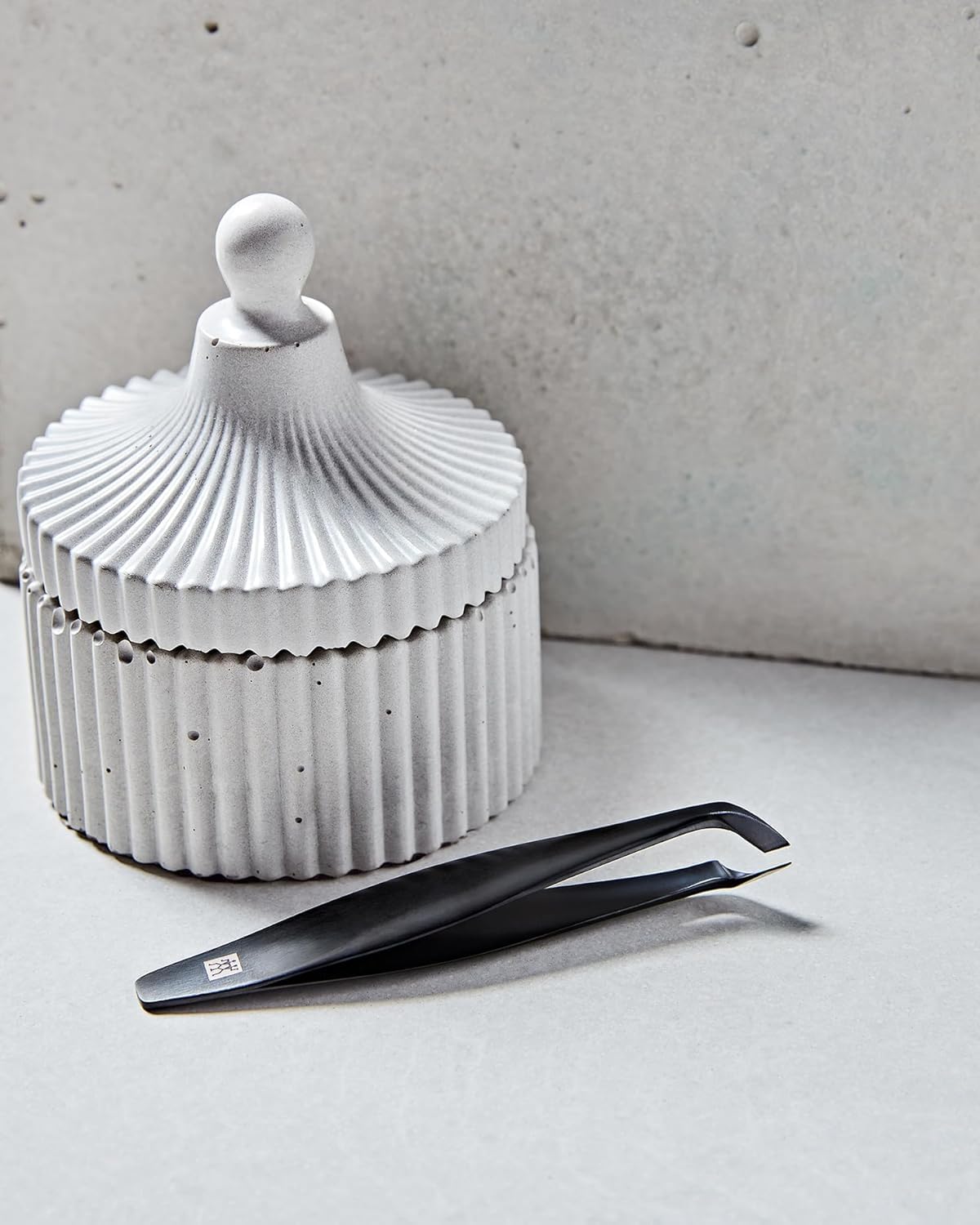 ZWILLING Corta cutículas (eliminación precisa de los restos de cutículas, bordes cortantes afilados y angulados, hipoalergénico), acabado mate, premium, negro