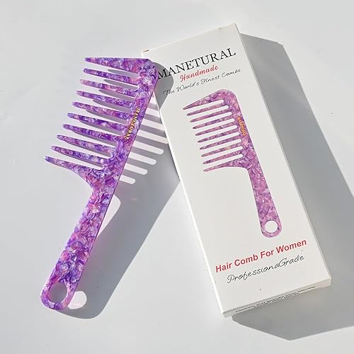 Miniatura 2 de D1  Peine de mango de dientes anchos para cabello rizado  Eleva, conserva el rizo, suaviza el peine de acetato (morado brillante)