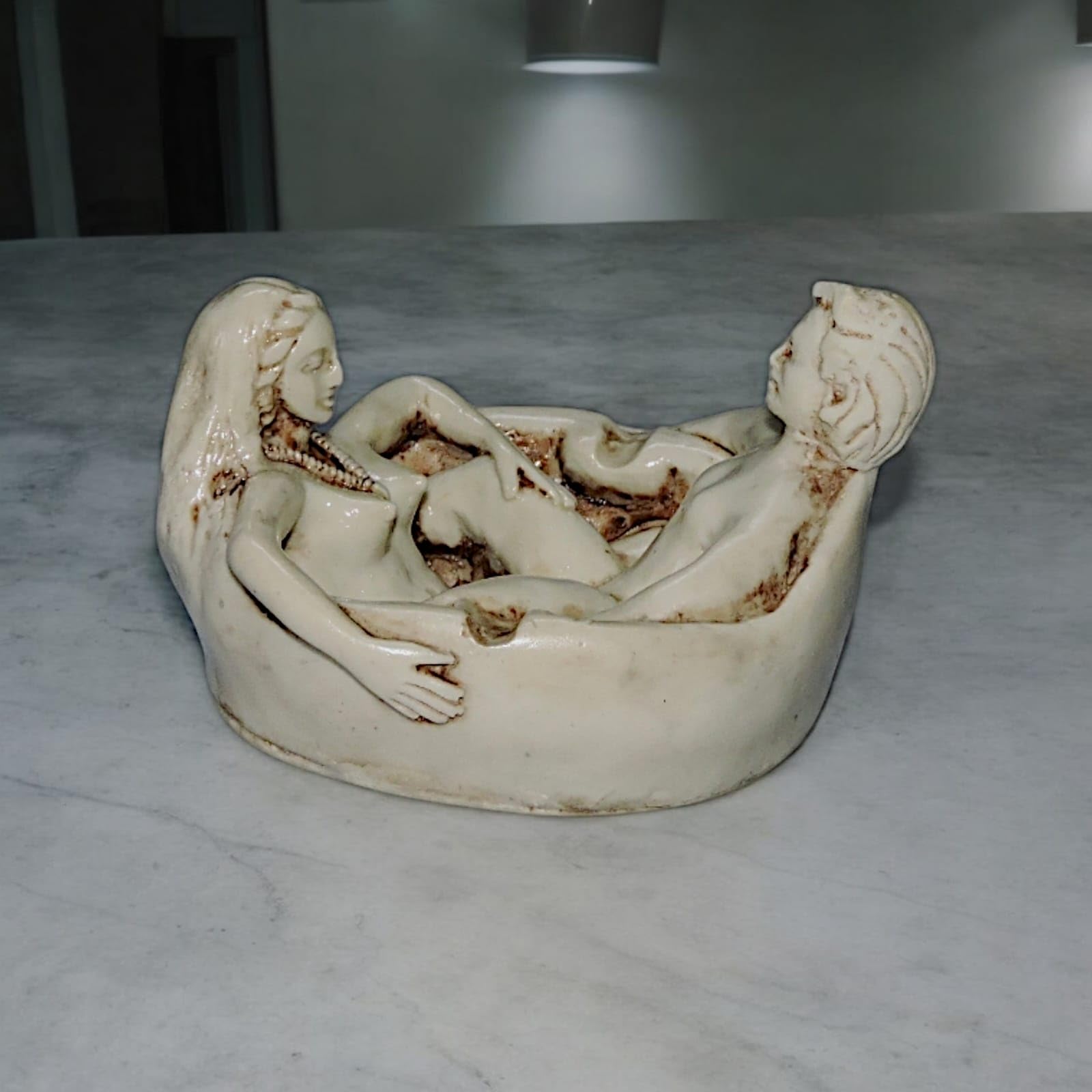 Figurine Sculpture, Distressed Finish, Two Figures in Bathtub, Decorative Art Piece Ashtray For Home,Bar And Office. (Beige)-image-26