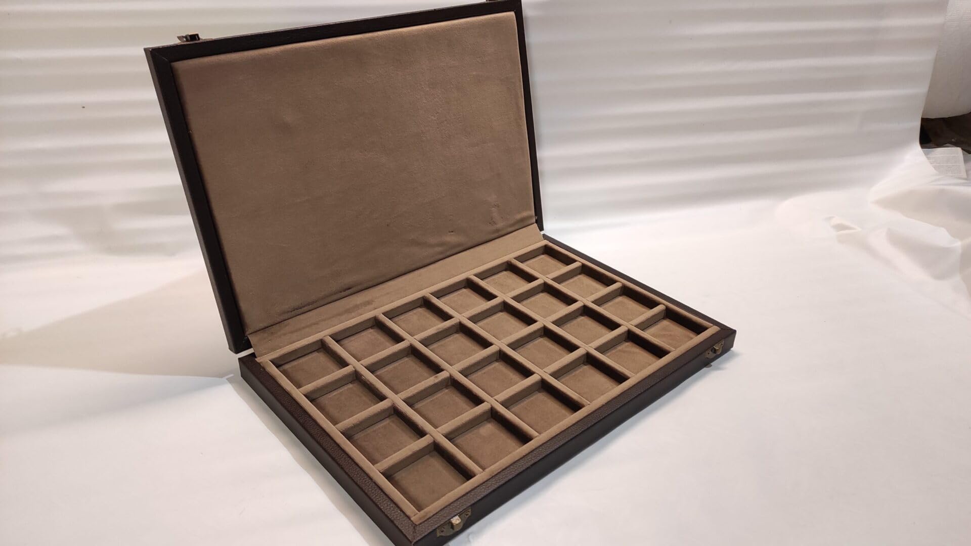 Caja para Monedas y medallas de Madera y Polipiel marrón, Terciopelo Italiano, hasta 54 Compartimentos, Hecha a Mano – Estuche numismática Artesanal