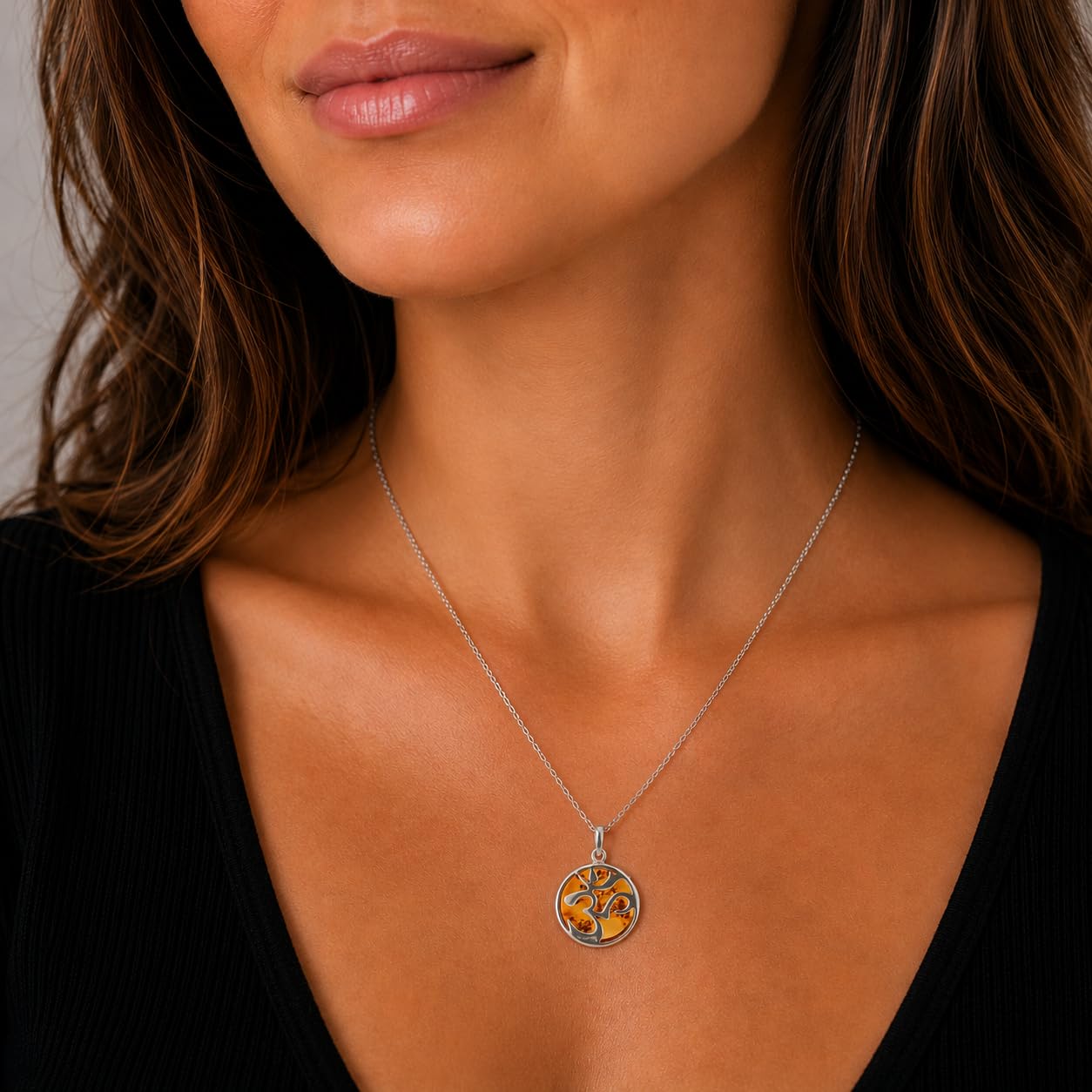 Ciondolo in argento Sterling con simbolo OM On A Brown Amber Disc On 18" in argento Sterling Silver Chain.