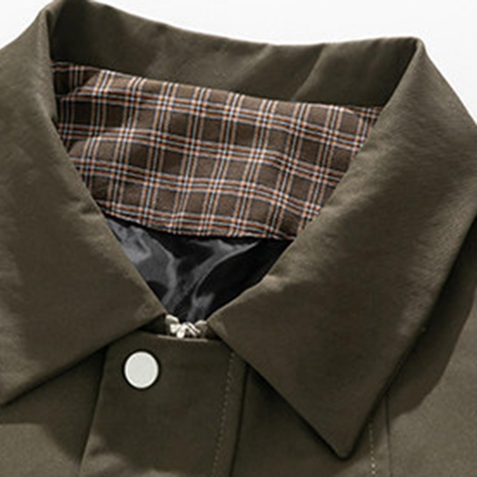 Chaqueta anorak informal holgada y larga, prenda utilitaria de moda para uso diario.
