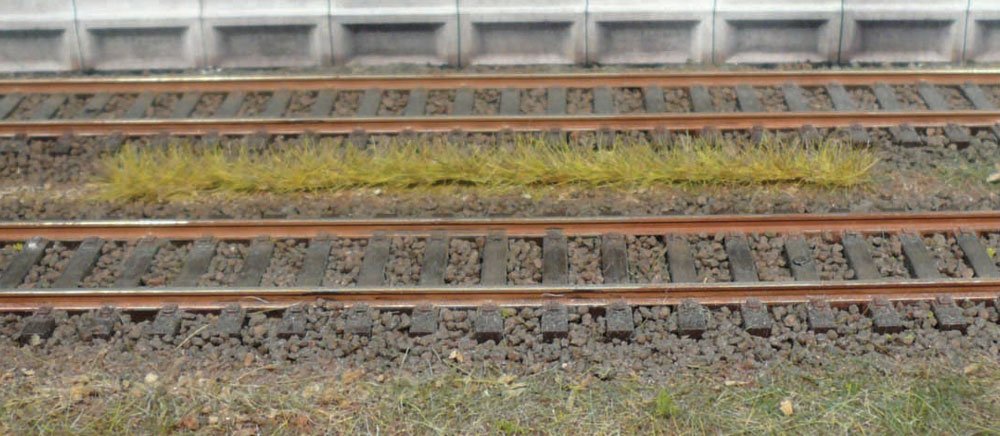 HEKI1810 Grass Strips Feather Pack of 10, Length 10 cm, Height 0.6 cm, Multi-Coloured