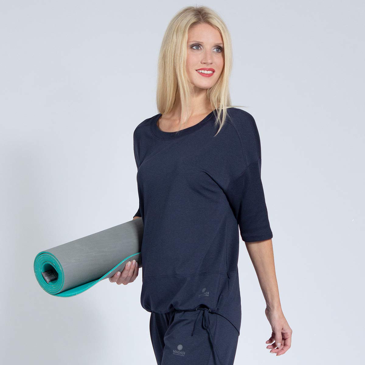 Magadi Camiseta de yoga Sara Navy para mujer, de algodón orgánico, camiseta deportiva para yoga, pilates, gimnasio, sostenible y justo., azul, extra-small