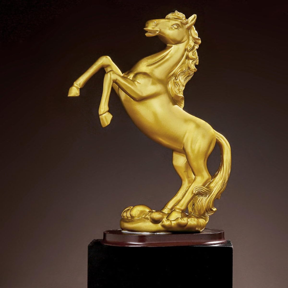Pferdestatue aus Kunstharz in Goldener Farbe Stilvolle und Glänzende Pferdefigur zur Wohn und Bürodekoration für Regale und Vitrinen