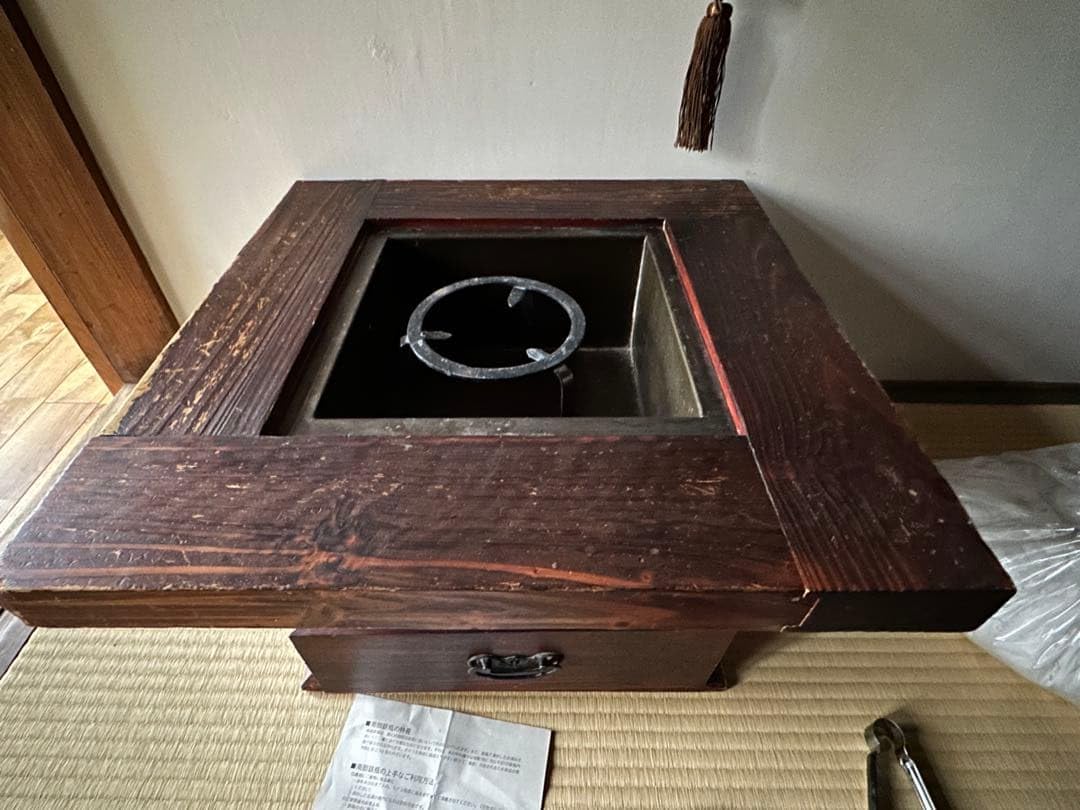 囲炉裏テーブル　火鉢 木製座卓 引き出し付　五徳　灰　未使用鉄瓶と瓶敷付き　池永 Amazon.co.jp: 囲炉裏テーブル 火鉢 木製座卓 引き出し付 五徳 灰 鉄瓶