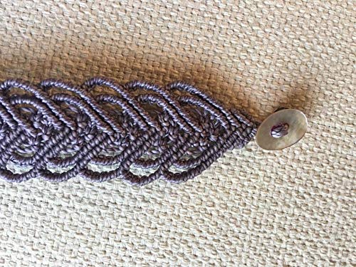 Pulsera macrame corazones lila oscuro hecha a mano con hilo encerado Mide aprox. 17 cm. de largo y 3 cm. de ancho .Cierra con botón