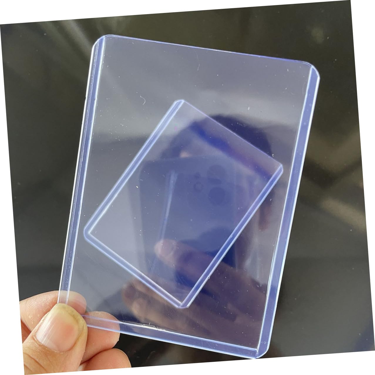 100 pezzi Custodie Protettive Trasparenti per Carte da Gioco Sleeve Rigide in PVC Macchie e Impermeabili per Carte Collezionabili e Foto Design Apertura Superiore Facile Uso