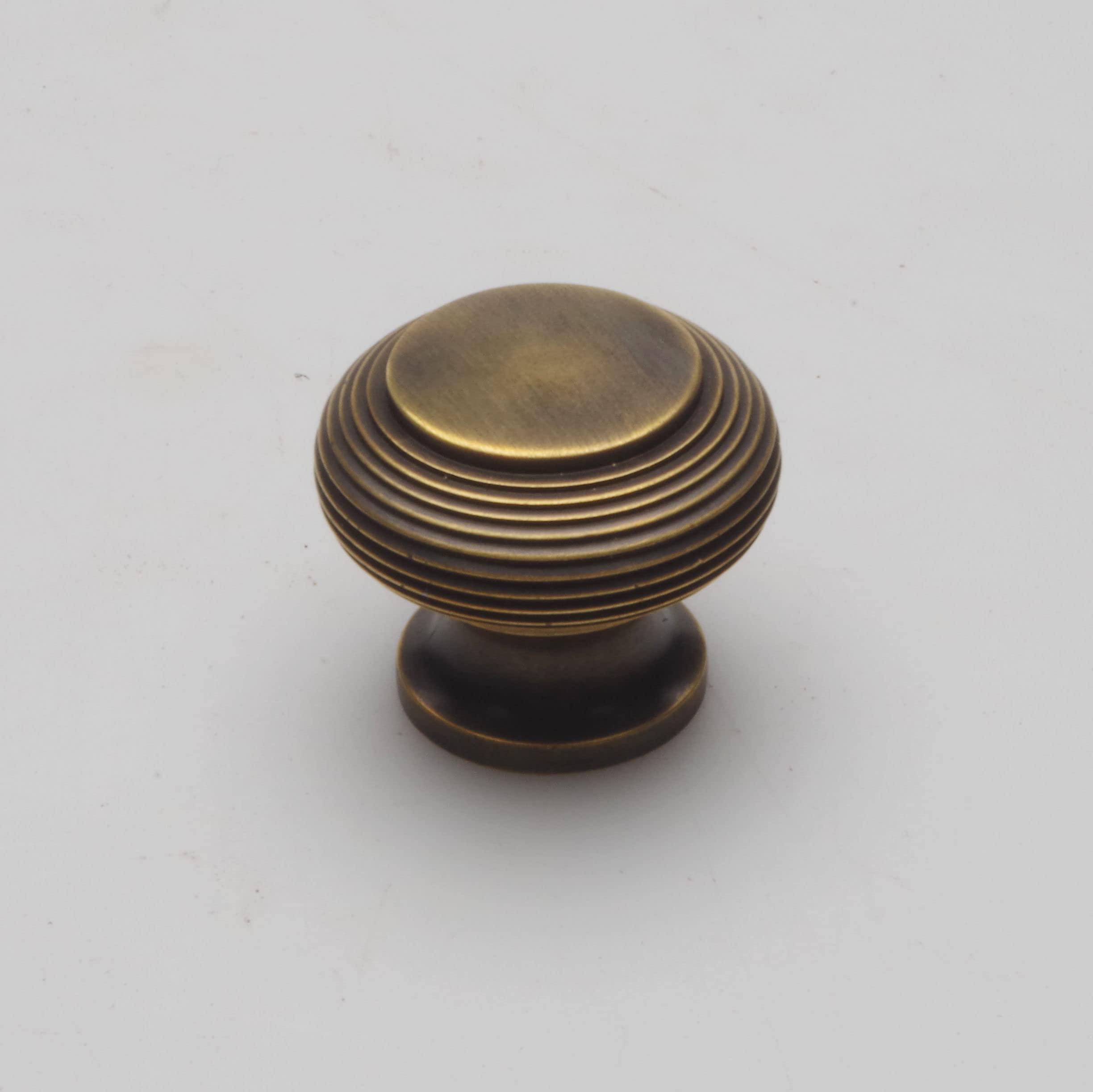 Castelion Antique Brass Castelion® Large Antique Finish Beehive Cupboard Knob