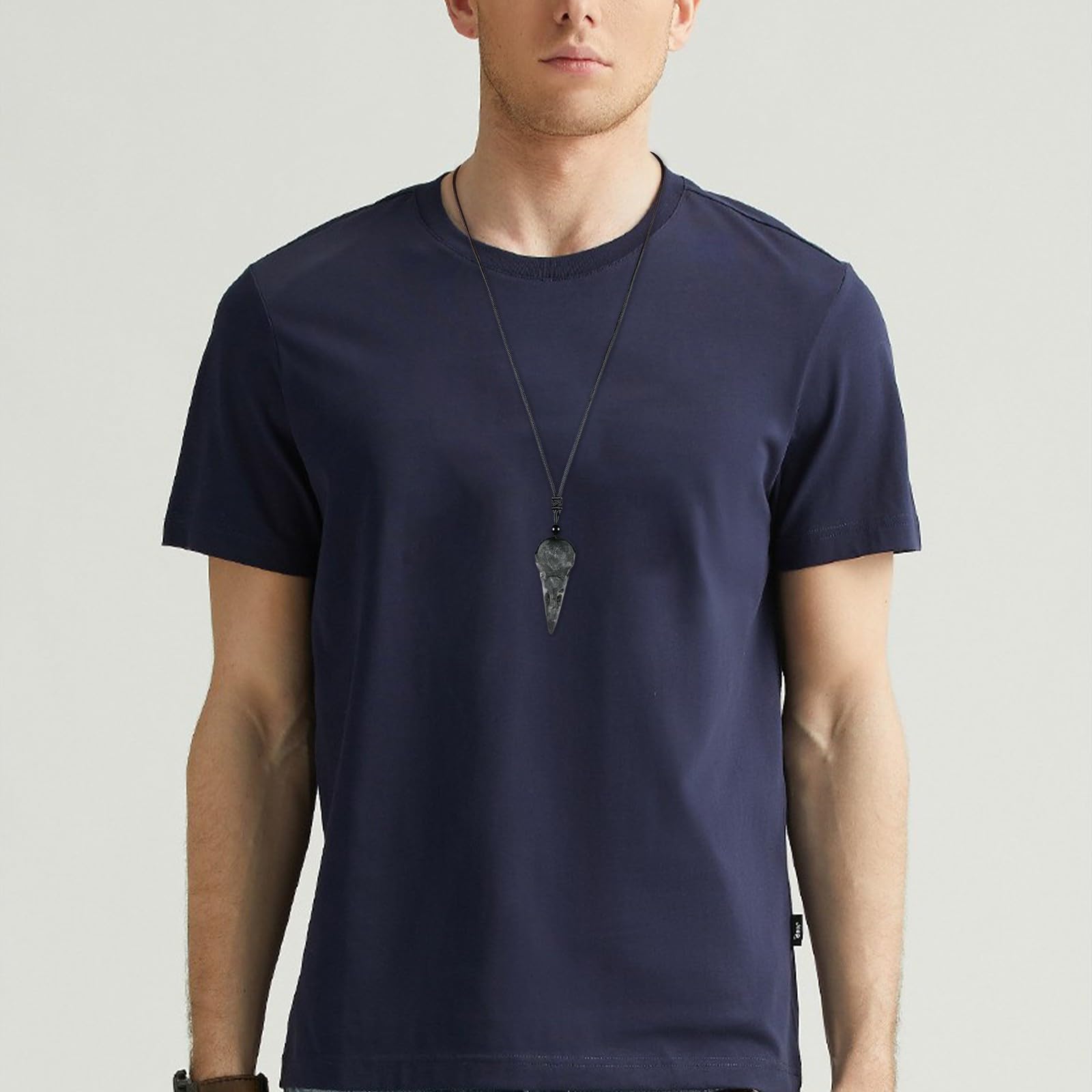 KYEYGWO Pendentif Crâne de Corbeau Pour Unisexe, Collier Tête de Corbeau en Pierre Sculptée à la main avec Cordon Noir Ajustable, Agate Blanche