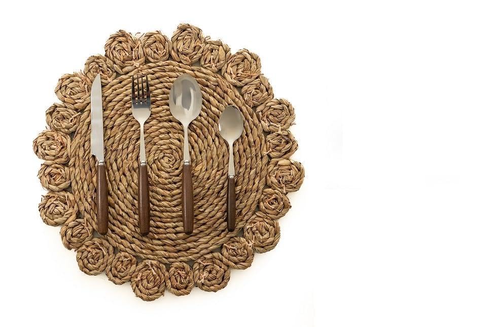 Couverts 24 pièces argent et bois pour repas de famille chaleureux