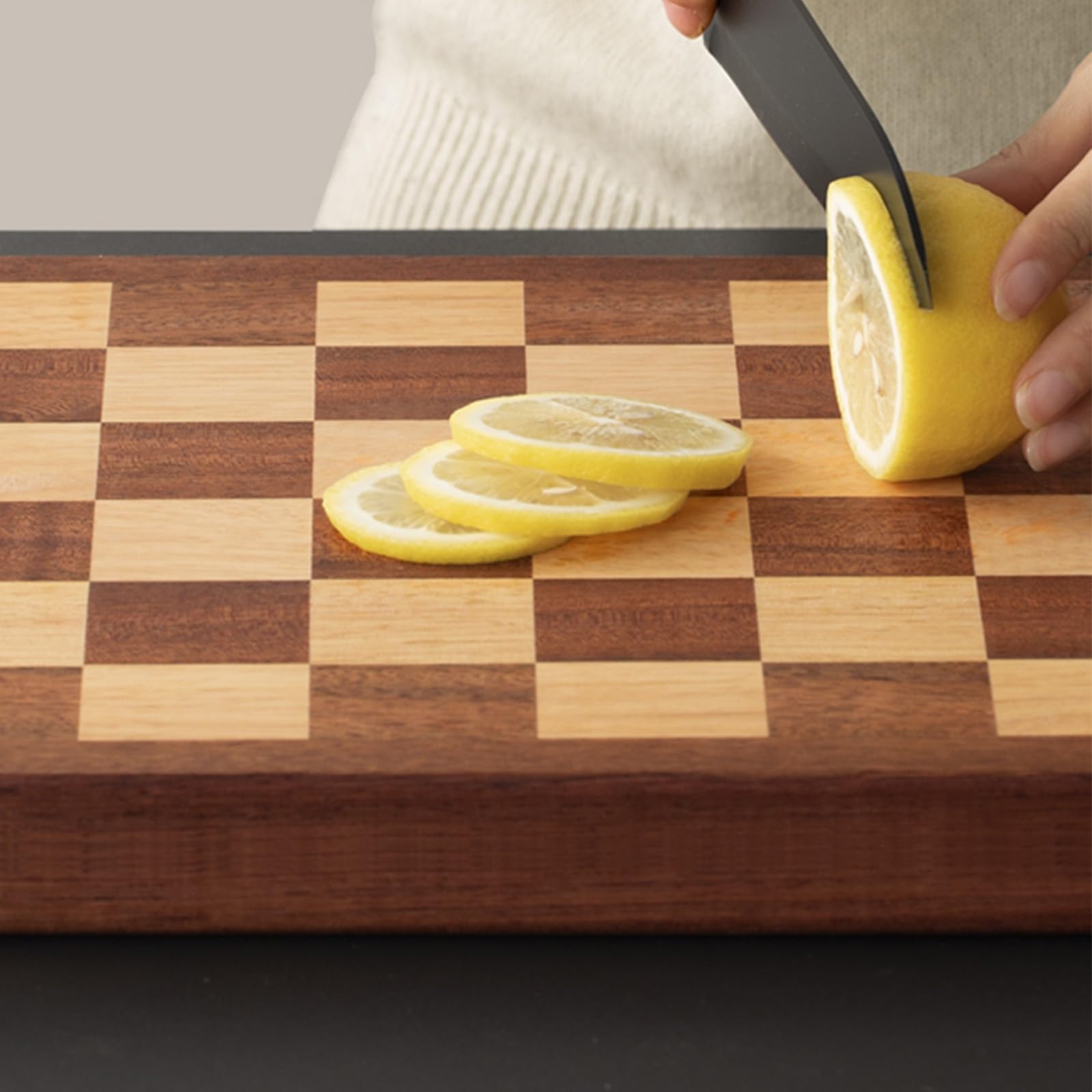 Tagliere da Cucina, Legno Massiccio di Acacia, 40x30 Cm, Antitaglio, con Scanalatura, A Scacchiera, Marrone(33 * 22 * 2.5cm)