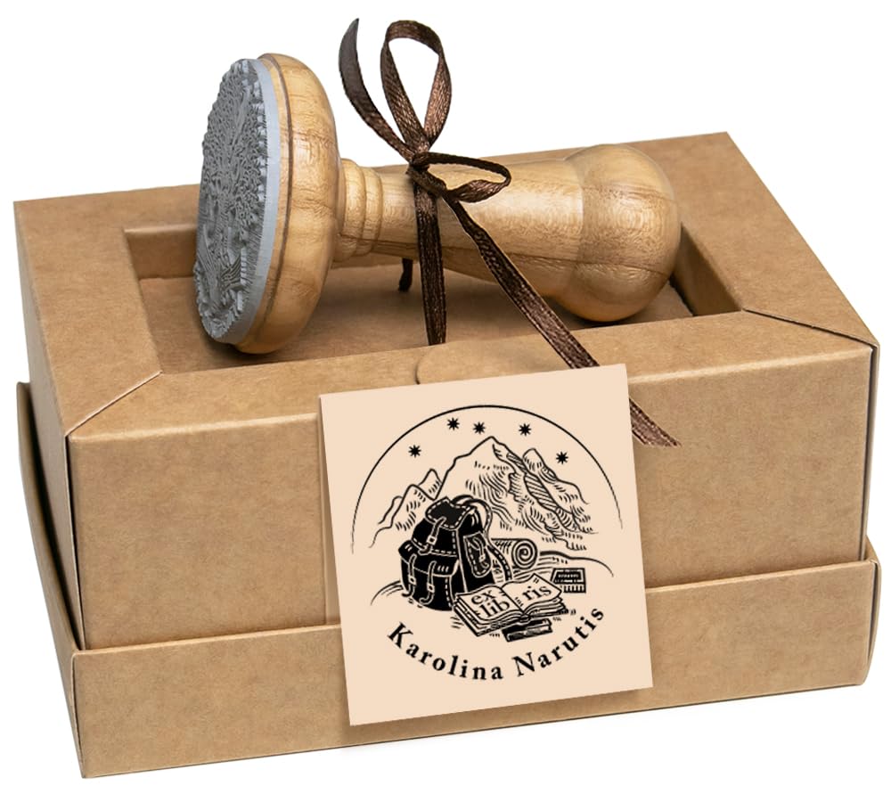 Ex libris Tampon Sac À Dos Voyage Montagnes Pile Livres Personnalisé, Bois Rond 40mm, Boite Cadeau Spécial