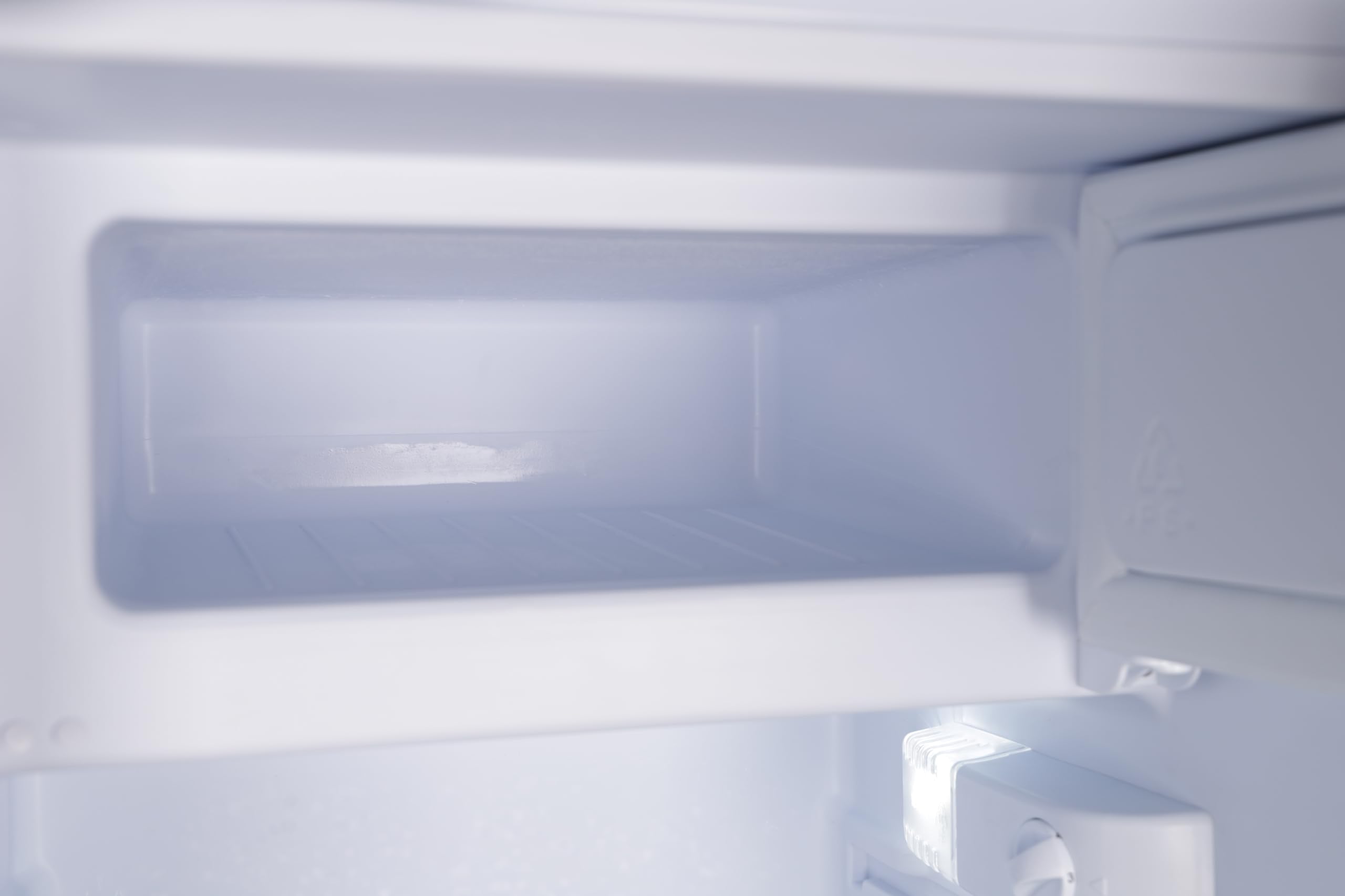 Respekta Frigorifero da incasso con vano congelatore a 3 stelle/altezza 82 cm/capacità utile 81L / cerniera porta intercambiabile/protezione termica integrata/piedini regolabili / KSU50-11