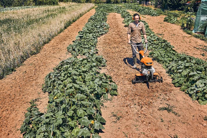STIHL Motozappa MH600 ideale per lavorare su grosse superfici e terreni difficili - Larghezza lavoro 78 cm e due marce avanti e una retromarcia