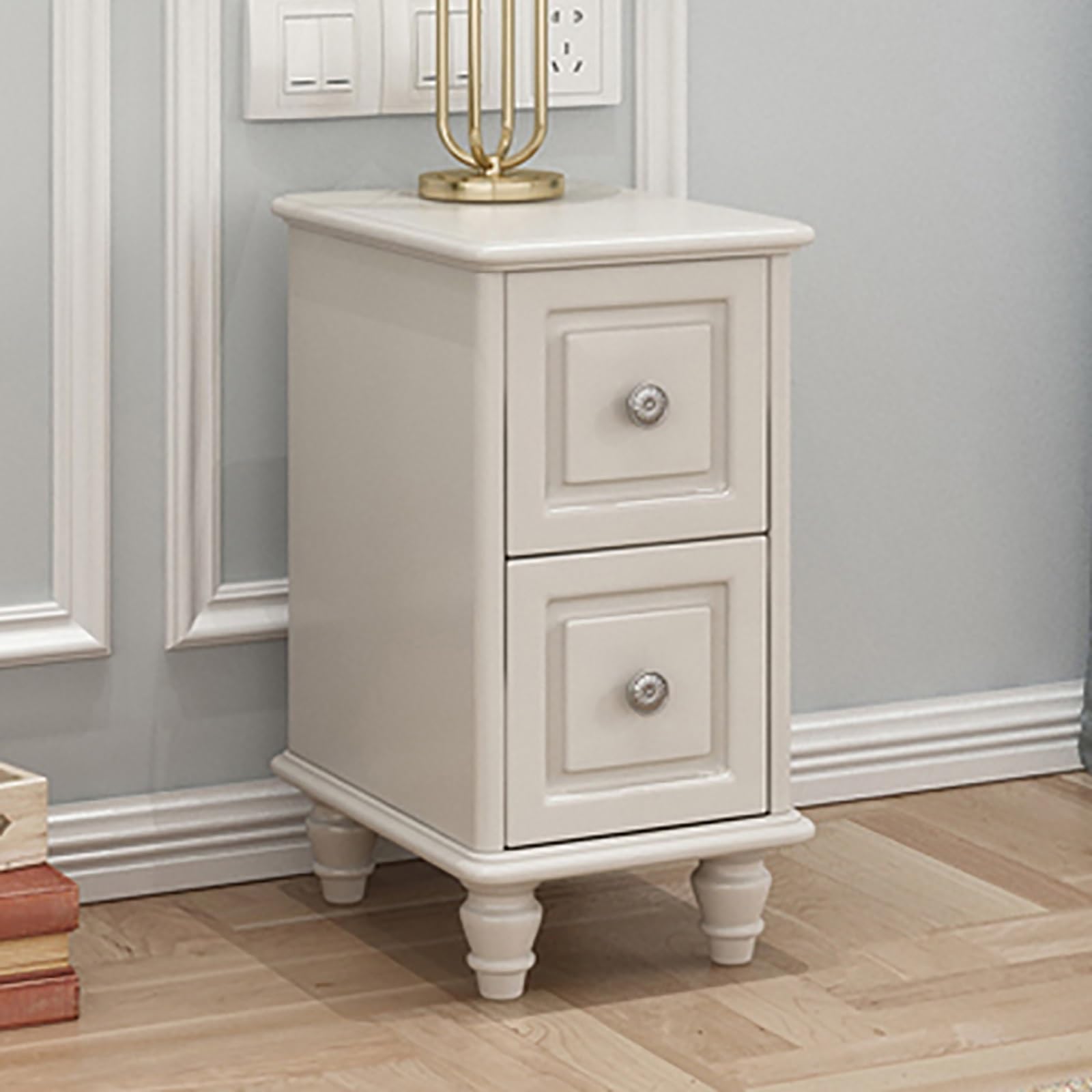 Table de nuit étroite design compact blanc pour optimiser l'espace du lit