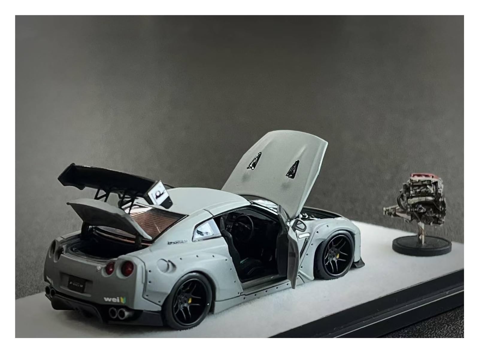 Metallo Scala Replica 1 64 Per La Collezione Di Modelli Auto In Lega Nissan GTR R35 Rocket Bunny Wide Body Combat Gray Hobby Veicoli Giochi Set