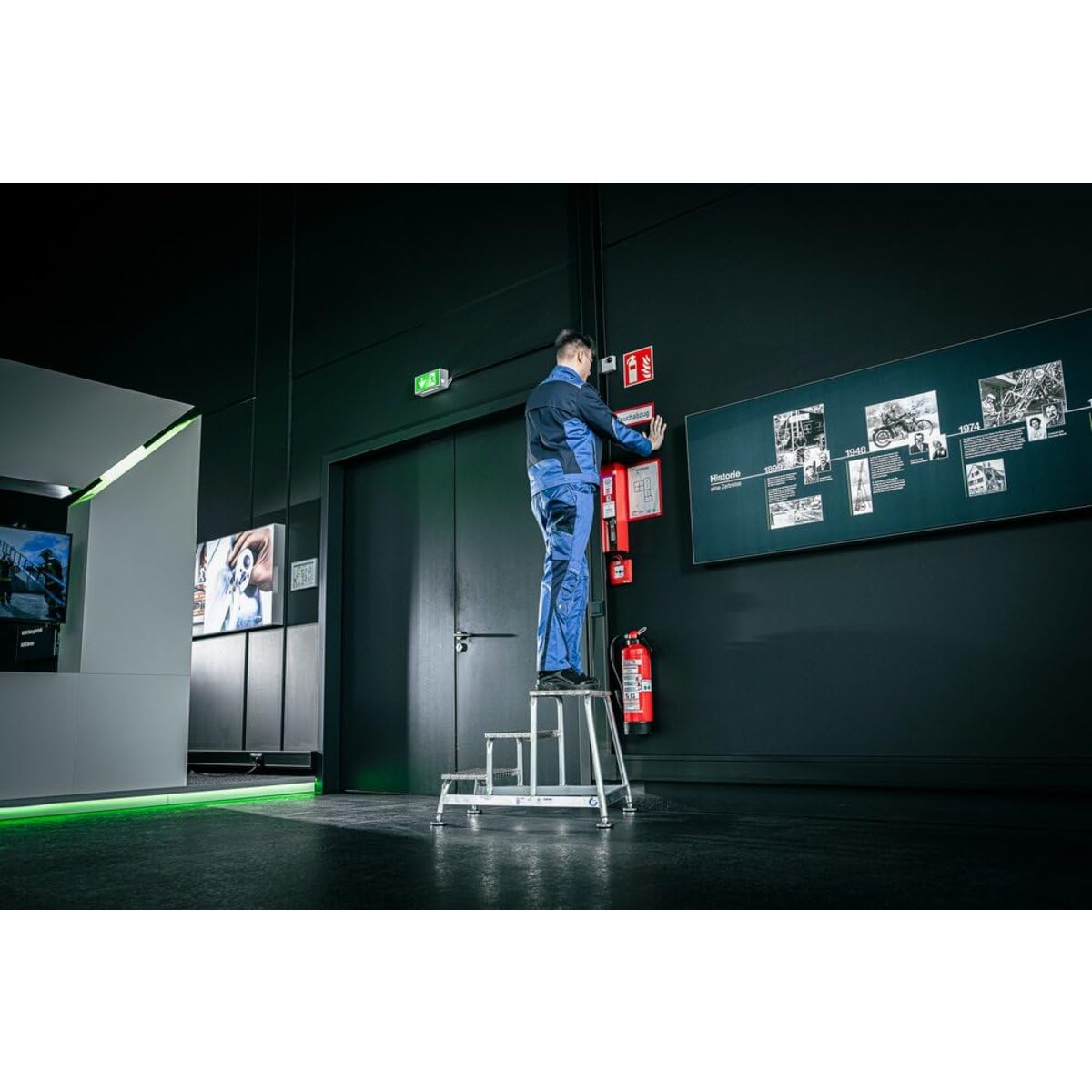 Aluminium-Arbeitspodest, starr, 1 Stufen Arbeitshöhe bis ca. 2,20 m | Robustes Aluminium-Arbeitspodest mit 220 mm tiefer Stufe und großzügiger Trittfläche für einen sicheren Stand
