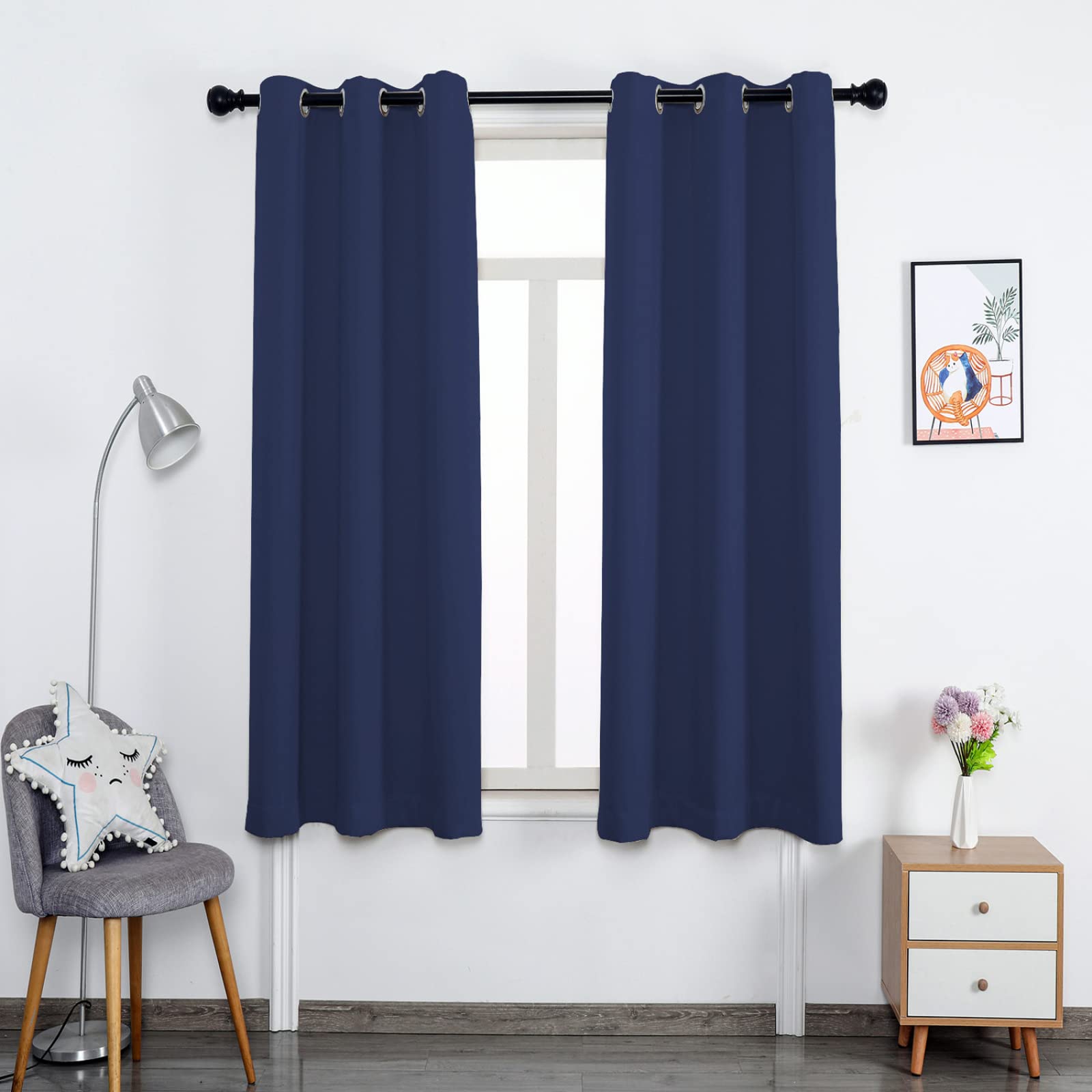 Rideaux occultants bleu marine pour une chambre sombre et fraîche