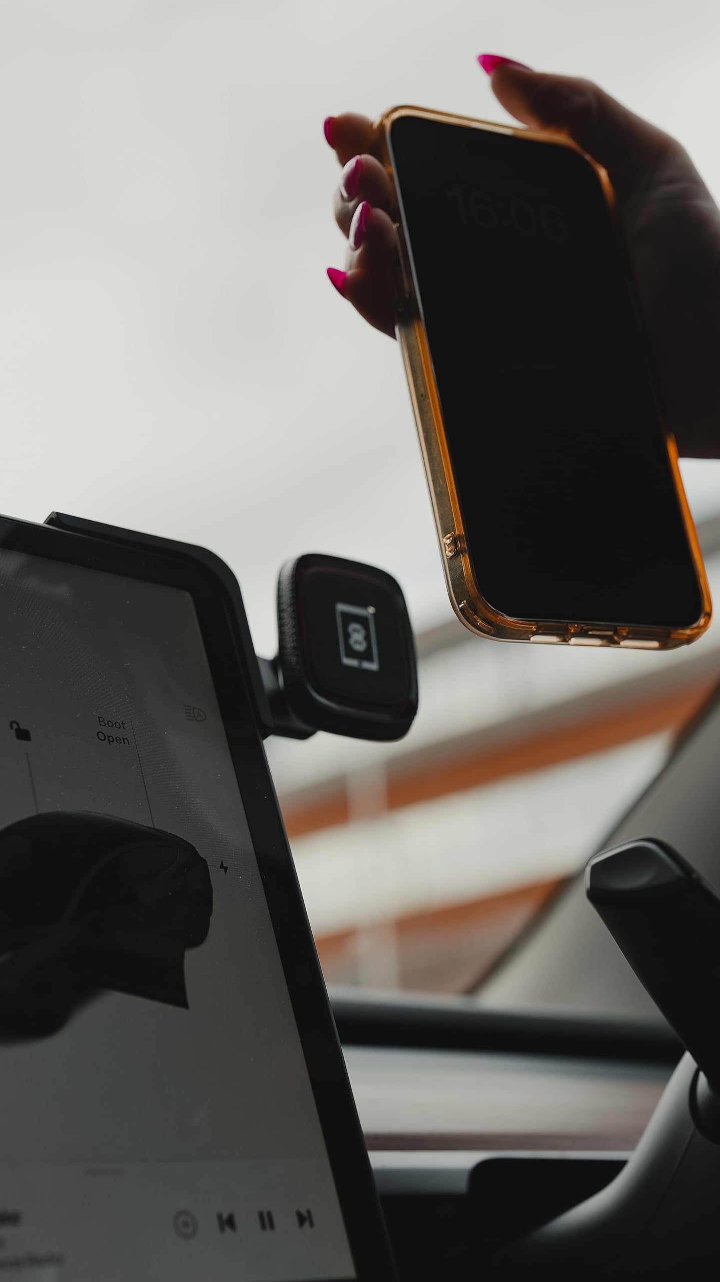 Uchwyt do telefonu Tesla MagSafe uchwyt samochodowy kompatybilny z modelami 3 / Y/S (2021) / X (2021) kompatybilny ze wszystkimi telefonami iPhone 16, 15, 14, 13 i iPhone 12