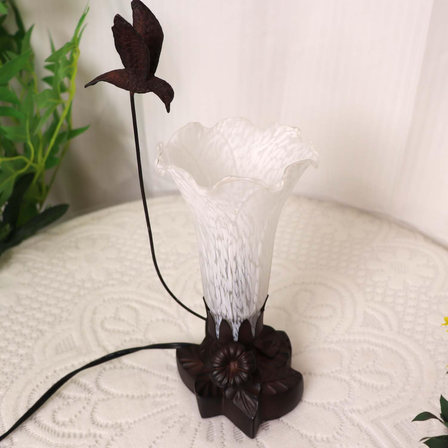 LL10 Lámpara de mesa de vidrio soplado con colibrí volando sobre lirio para decoración del hogar (blanco, 4.25 pulgadas de ancho x 12 alto) 3