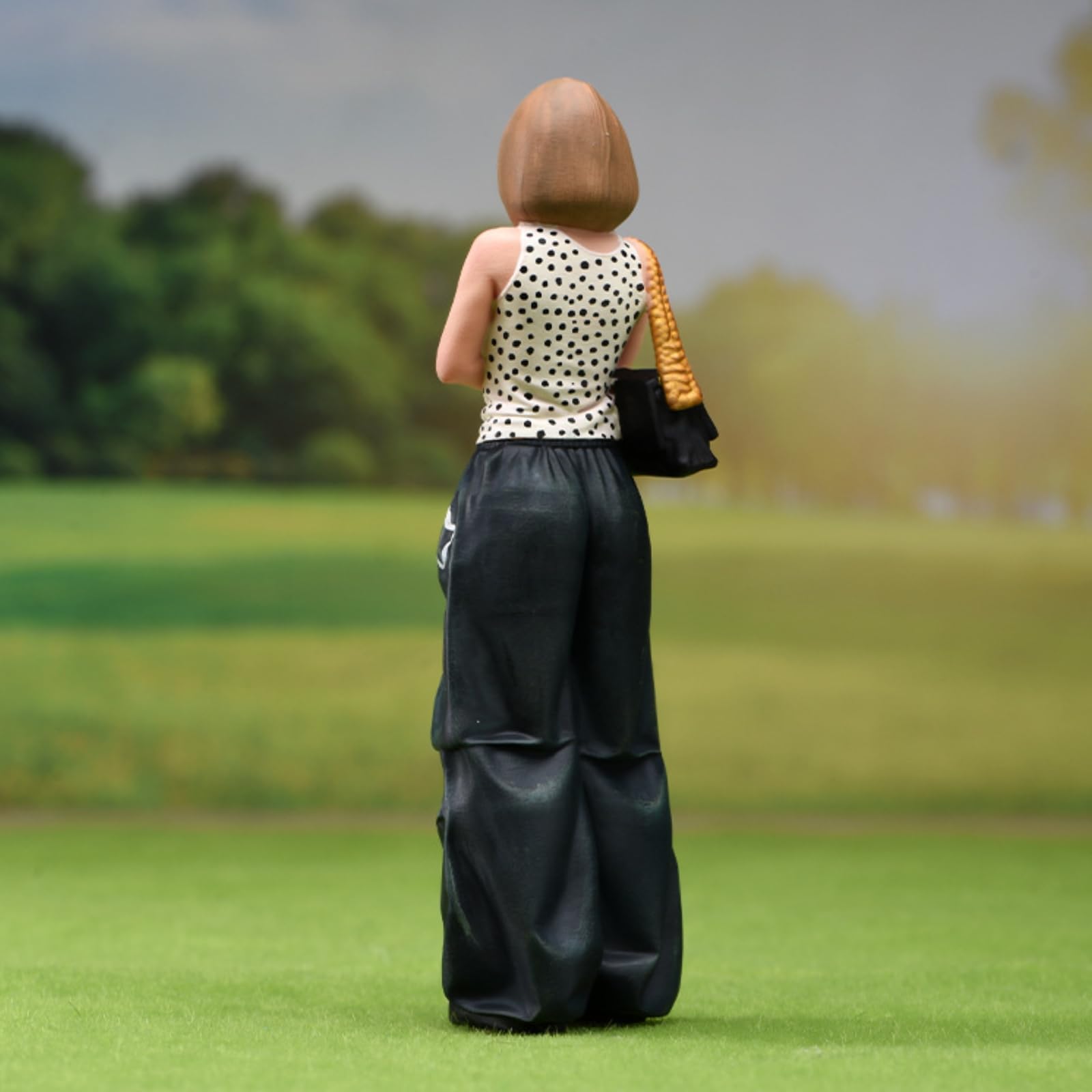Frauenfigur 1:18 verschränkte Arme stehende Frauenfigur detailreich bemalte Miniaturfiguren