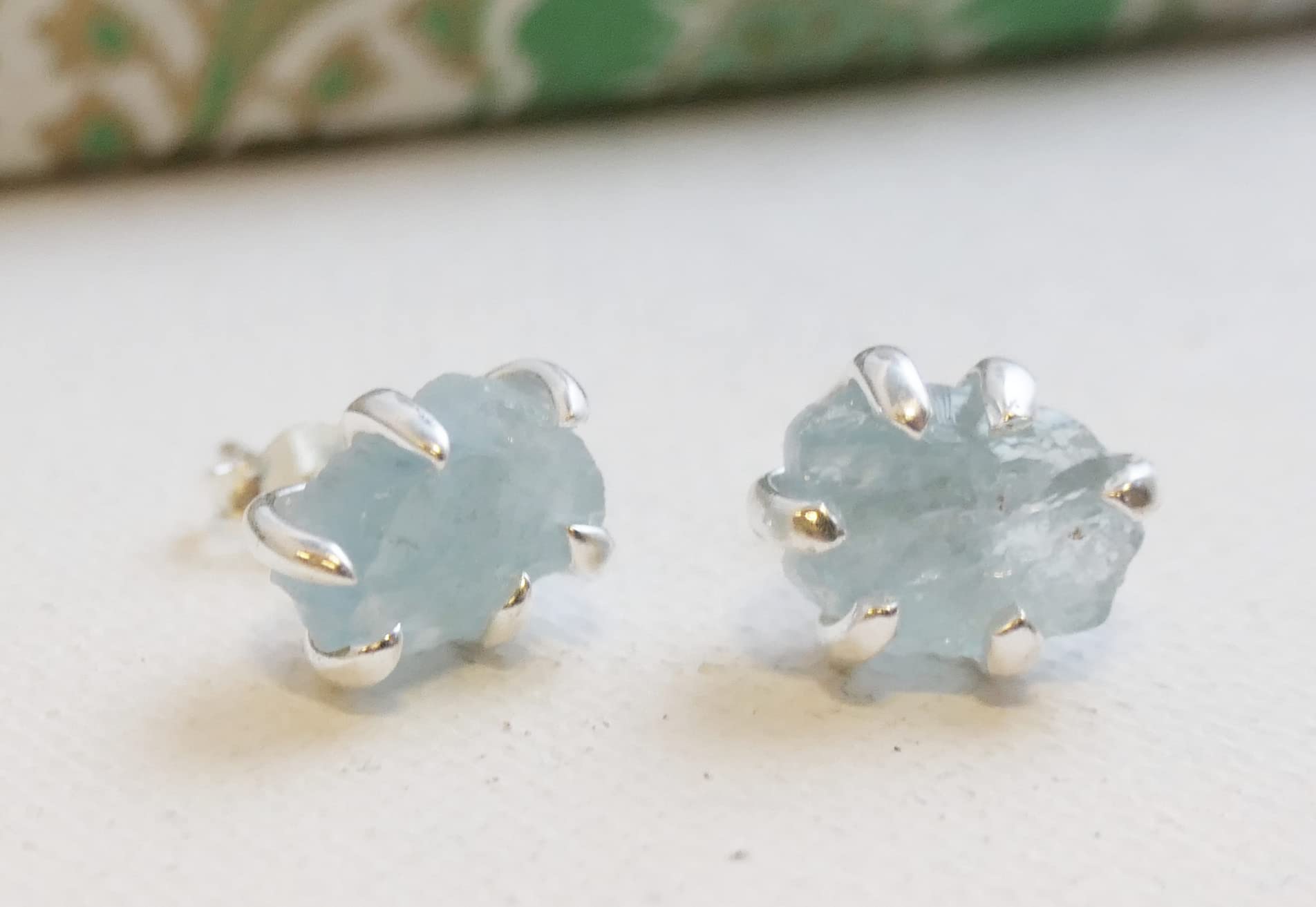 Orecchini a Bottone in Argento Sterling 925 con Acquamarina Grezza Naturale - Pezzo Unico Fatto a Mano con Pietra da 6-8 mm