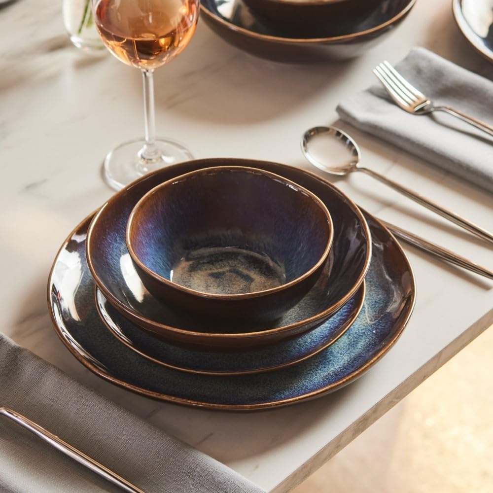 Karaca Leia - Geschirrset 6 Personen Steingut, Teller Set 24 Teilig mit Servierplatte, Müslischalen, Frühstücksteller, Pasta Teller Tief, Essteller, Mikrowellen Steingut Geschirr Set - Blau & Braun